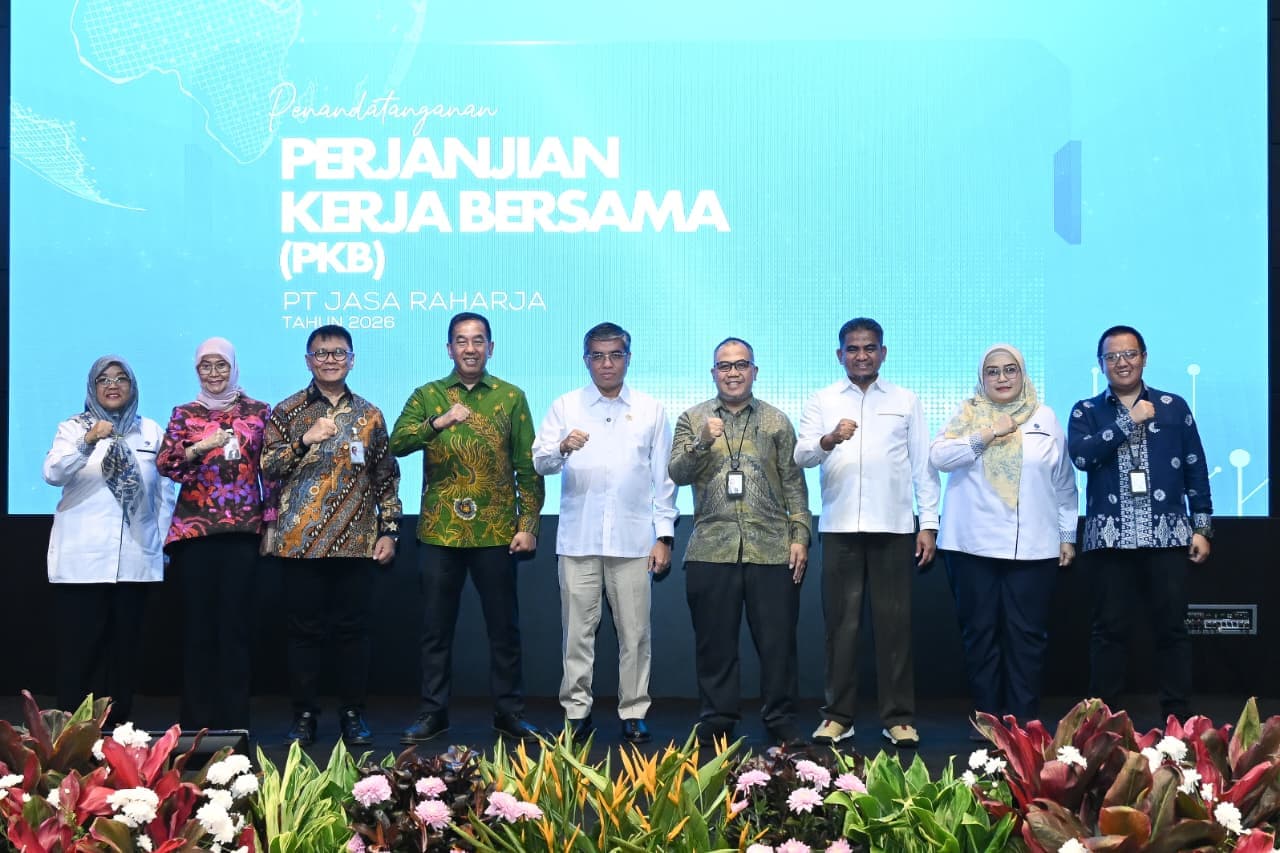 Jakarta – PT Jasa Raharja bersama Serikat Pekerja Jasa Raharja (SPJR) menandatangani Perjanjian Kerja Bersama (PKB) Tahun 2026 sebagai komitmen memperkuat hubungan industrial yang harmonis, produktif, dan berkelanjutan. Penandatanganan PKB tersebut disaksikan langsung oleh Menteri Ketenagakerjaan RI, Yassierli, dan jajaran Direksi Jasa Raharja, serta pengurus serikat pekerja, di Jakarta, Rabu (24/06/2026).
Perjanjian kerja sama tersebut menjadi pedoman yang mengatur hubungan kerja antara perusahaan dan pekerja. Hal ini sekaligus mencerminkan komitmen kedua belah pihak dalam menciptakan lingkungan kerja yang kondusif, inklusif, dan adaptif terhadap berbagai tantangan industri di masa depan.
Dalam sambutannya, Menteri Ketenagakerjaan Yassierli mengapresiasi perjalanan panjang Jasa Raharja yang selama lebih dari enam dekade tetap mampu menjalankan mandat negara dalam memberikan perlindungan dasar kepada masyarakat korban kecelakaan lalu lintas dan penumpang angkutan umum.
Menurut Yassierli, hubungan industrial yang baik tidak cukup hanya berada pada tahap harmonis, tetapi harus berkembang menjadi hubungan yang transformatif, di mana manajemen dan pekerja mampu berkolaborasi untuk menghadapi tantangan perusahaan sekaligus memberikan kontribusi yang lebih luas bagi masyarakat.
“PKB bukan tujuan akhir. Hubungan industrial yang baik harus mampu mendorong kolaborasi antara manajemen dan pekerja untuk menghadapi tantangan perusahaan sekaligus memberikan dampak yang lebih besar bagi bangsa dan negara,” ujarnya. Ia juga menyoroti pentingnya membangun ekosistem ketenagakerjaan yang inklusif dan berkelanjutan, termasuk membuka kesempatan yang lebih luas bagi kelompok disabilitas serta memperkuat pengembangan sumber daya manusia agar mampu menghadapi berbagai perubahan di dunia kerja.
Peran Strategis
Selain menyoroti hubungan industrial, Yassierli setidaknya menitipkan tiga agenda strategis kepada Jasa Raharja. Pertama, menjaga dan terus meningkatkan kualitas layanan kepada masyarakat sebagai representasi kehadiran negara dalam memberikan perlindungan dasar kepada korban kecelakaan. Kedua, mempercepat transformasi digital guna meningkatkan produktivitas, efisiensi, dan kualitas pelayanan perusahaan. Ketiga, memperkuat peran preventif dan promotif dalam membangun budaya keselamatan transportasi nasional.
“Jasa Raharja memiliki peran yang sangat strategis. Saya berharap perusahaan terus memperkuat layanannya kepada masyarakat, mengawal transformasi digital dengan baik, dan mengambil peran yang lebih besar dalam membangun budaya keselamatan transportasi. Ketiga hal tersebut akan memberikan dampak yang nyata bagi masyarakat dan bangsa,” kata Yassierli.
Secara khusus, ia menyoroti masih tingginya angka kecelakaan lalu lintas di Indonesia. “Di balik setiap angka kecelakaan terdapat keluarga yang kehilangan orang yang dicintai. Karena itu, upaya pencegahan harus menjadi perhatian bersama. Jasa Raharja tidak hanya memiliki peran dalam memberikan santunan, tetapi juga dapat menjadi mitra pemerintah dalam membangun budaya keselamatan transportasi di Indonesia,” ujarnya.
Sementara itu, Direktur Utama Jasa Raharja Muhammad Awaluddin mengatakan bahwa PKB Tahun 2026 merupakan hasil dialog yang dibangun atas dasar kemitraan yang konstruktif antara manajemen dan serikat pekerja. “PKB ini bukan sekadar dokumen administratif yang mengatur hak dan kewajiban para pihak. Lebih dari itu, PKB merupakan instrumen transformasi perusahaan yang dibangun melalui prinsip saling menghormati, saling menghargai, dan kesediaan untuk mencari solusi bersama,” ujarnya.
Menurutnya, hubungan antara manajemen dan serikat pekerja selama ini menjadi salah satu fondasi penting dalam menjaga keberlanjutan perusahaan sekaligus memastikan pelayanan kepada masyarakat tetap berjalan optimal. “Karena itu, kami terus mendorong transformasi perusahaan yang melibatkan seluruh insan Jasa Raharja agar mampu memberikan pelayanan terbaik kepada masyarakat,” kata Awaluddin.
Ia menambahkan bahwa transformasi digital yang dijalankan perusahaan diarahkan untuk mempercepat proses pelayanan dan meningkatkan kualitas perlindungan kepada masyarakat. Di sisi lain, Jasa Raharja juga terus memperkuat berbagai program edukasi dan kolaborasi lintas sektor guna mendukung terciptanya budaya keselamatan berlalu lintas.
“Perlindungan kepada masyarakat tidak hanya diwujudkan melalui kecepatan dan ketepatan penyerahan santunan, tetapi juga melalui berbagai upaya pencegahan kecelakaan. Karena itu, transformasi digital terus kami dorong untuk meningkatkan kualitas pelayanan sekaligus memperkuat kolaborasi dalam membangun budaya keselamatan transportasi,” ujar Awaluddin.
Adapun Ketua Umum Serikat Pekerja Jasa Raharja (SPJR) Saleh Ibrahim menyatakan, bahwa SPJR sangat berkepentingan dengan kemajuan perusahaan. Untuk itu SPJR mendorong anggotanya memberikan kontribusi dan kinerja positif. Karena dengan adanya kemajuan Perusahaan, maka diharapkan dapat meningkatkan kesejahteraan anggota. Hal ini sejalan dengan motto SPJR Maju Perusahaannya, Sejahtera Anggotanya.
Melalui penandatanganan PKB Tahun 2026, Jasa Raharja dan SPJR menegaskan komitmen bersama untuk membangun hubungan industrial yang inklusif, produktif, dan berkelanjutan. Kesepakatan tersebut diharapkan semakin memperkuat sinergi antara manajemen dan pekerja dalam mendukung transformasi perusahaan, meningkatkan kualitas pelayanan kepada masyarakat, serta memperkuat kontribusi Jasa Raharja dalam membangun budaya keselamatan transportasi nasional.