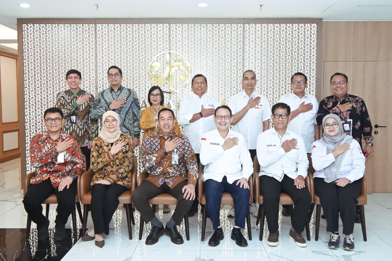 Jakarta - PT Jasa Raharja dan Palang Merah Indonesia (PMI) tengah menjajaki sinergi dalam upaya meningkatkan keselamatan berlalu lintas dan penanganan korban kecelakaan melalui pengembangan sistem respons darurat yang lebih terintegrasi. Komitmen tersebut telah dibahas dalam pertemuan yang berlangsung di Ruang Rapat Akhlak Jasa Raharja, Jakarta, Kamis (9/7/2026).
Pertemuan ini dihadiri oleh Direktur Utama PT Jasa Raharja Muhammad Awaluddin bersama jajaran direksi Jasa Raharja serta Ketua Bidang Kesehatan dan Sosial Pengurus Pusat PMI Fachmi Idris beserta jajaran. Kedua belah pihak membahas sejumlah peluang kolaborasi strategis yang akan segera diwujudkan melalui berbagai program konkret.
Direktur Utama PT Jasa Raharja, Muhammad Awaluddin menyampaikan bahwa kerja sama dengan PMI merupakan langkah strategis untuk memperkuat ekosistem keselamatan jalan. Melalui kolaborasi , pelayanan tidak hanya berfokus pada
pemberian santunan kepada korban kecelakaan, tetapi juga pada upaya sejak menit menit pertama setelah kejadian.
"Hari ini kami berdiskusi banyak mengenai bagaimana kolaborasi antara PMI dan Jasa Raharja dapat segera diwujudkan dalam bentuk program aksi nyata. Ada beberapa hal yang kami sepakati untuk segera ditindaklanjuti," ujar Awaluddin.
Salah satu agenda utama yang disepakati adalah pengembangan implementasi sebuah konsep yang nantinya akan melibatkan berbagai pemangku kepentingan, termasuk masyarakat, agar mampu memberikan pertolongan pertama secara cepat dan tepat kepada korban kecelakaan sebelum mendapatkan penanganan medis lanjutan.
Selanjutnya, kedua belah pihak juga sepakat mendorong penguatan integrasi sistem kegawatdaruratan, khususnya dalam penanganan korban kecelakaan lalu lintas. Dalam konsep tersebut, PMI akan memperkuat ekosistem yang telah dibangun Jasa Raharja melalui dukungan sumber daya relawan, kemampuan evakuasi korban, hingga pemanfaatan armada ambulans PMI yang tersebar di berbagai daerah di Indonesia.
"Kami juga berdiskusi mengenai pembentukan pilot project di sejumlah daerah yang memiliki tingkat kecelakaan yang relatif tinggi. Ketersediaan ambulans PMI dan jaringan pelayanan yang dimiliki diharapkan dapat menjadi model integrasi penanganan darurat yang nantinya dapat direplikasi di berbagai wilayah," kata Awaluddin.
Menurutnya, kolaborasi tersebut merupakan bagian dari komitmen Jasa Raharja untuk terus memperkuat pendekatan menyeluruh dalam keselamatan berlalu lintas, mulai dari aspek pencegahan, penanganan korban, hingga perlindungan pascakecelakaan.
Sementara itu, Ketua Bidang Kesehatan dan Sosial Pengurus Pusat PMI, Fachmi Idris, menyambut baik inisiatif tersebut. Menurutnya, kerja sama dengan Jasa Raharja memiliki nilai strategis karena menggabungkan aspek edukasi keselamatan jalan dengan kemampuan respons cepat terhadap korban kecelakaan.
"Kami ingin ada upaya yang lebih masif untuk mengedukasi masyarakat mengenai road safety sehingga potensi terjadinya kecelakaan dapat ditekan, namun apabila kecelakaan tetap terjadi, maka korban harus mendapatkan pertolongan pertama secepat mungkin. PMI memiliki kapasitas untuk itu, baik melalui relawan maupun jaringan yang menjangkau hingga tingkat desa," ujar Fachmi.
Ia menilai pengalaman Jasa Raharja dalam memberikan perlindungan dasar kepada korban kecelakaan telah menunjukkan sistem pelayanan yang sangat baik dan menjadi modal penting untuk membangun kolaborasi yang lebih luas.
"Kami melihat apa yang telah dilakukan Jasa Raharja ternyata jauh lebih maju daripada yang kami bayangkan. Karena itu, kami semangat dan optimistis kerja sama ini akan memberikan manfaat yang saling menguatkan bagi kedua institusi, sekaligus menghadirkan manfaat nyata bagi masyarakat," katanya.
Sebagai tindak lanjut dari pertemuan tersebut, Jasa Raharja melanjutkan pembahasan bersama Pengurus Pusat PMI di Markas PMI Pusat untuk mematangkan draf Nota Kesepahaman (MoU) dan Perjanjian Kerja Sama (PKS) pada Senin, (13/07/2026). Pembahasan difokuskan pada penajaman ruang lingkup kolaborasi, meliputi penguatan layanan kegawatdaruratan bagi korban kecelakaan, edukasi keselamatan dan kepatuhan masyarakat terhadap administrasi kendaraan bermotor, pengembangan kapasitas dan kompetensi sumber daya manusia, penguatan kesiapsiagaan serta aksi kemanusiaan, hingga tata kelola dan perlindungan data. Pertemuan tersebut juga ditinjau oleh Ketua Umum PMI, Jusuf Kalla, yang menyambut baik inisiatif kerja sama antara Jasa Raharja dan PMI.
Kolaborasi Jasa Raharja dan PMI diharapkan tidak hanya memperkuat kecepatan respons terhadap korban kecelakaan, tetapi juga memperluas edukasi keselamatan berlalu lintas dan kepatuhan terhadap administrasi kendaraan bermotor, melalui jaringan relawan PMI yang tersebar di seluruh Indonesia.