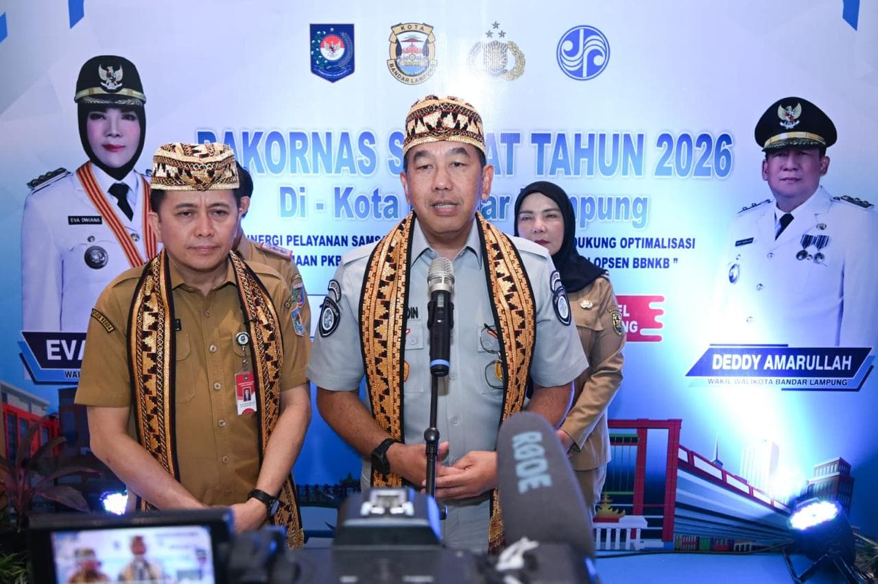 Bandar Lampung, 14 Juli 2026 – PT Jasa Raharja (Persero) menegaskan komitmennya dalam mendukung transformasi pelayanan Samsat melalui penguatan integrasi data lintas instansi guna meningkatkan kepatuhan masyarakat dalam memenuhi kewajiban pembayaran Pajak Kendaraan Bermotor (PKB). Komitmen tersebut disampaikan Direktur Utama PT Jasa Raharja (Persero), Muhammad Awaluddin, dalam Rapat Koordinasi Nasional (Rakornas) Samsat Tahun 2026 yang mengusung tema "Sinergi Pelayanan Samsat yang Profesional dalam Mendukung Optimalisasi Penerimaan PKB, BBNKB, PNBP, dan SWDKLLJ, Opsen PKB, serta Opsen BBNKB", yang diselenggarakan di Hotel Novotel, Bandar Lampung, Selasa (14/7).
Rakornas Samsat Tahun 2026 secara resmi dibuka oleh Direktur Jenderal Bina Keuangan Daerah Kementerian Dalam Negeri Dr. Drs. Agus Fatoni, M.Si, GRCE Kegiatan tersebut turut dihadiri Sekretaris Daerah Provinsi Lampung Marindo Kurniawan yang mewakili Gubernur Lampung, Wali Kota Bandar Lampung Eva Dwiana, Direktur Utama PT Jasa Raharja (Persero) Muhammad Awaluddin didampingi Direktur Operasional PT Jasa Raharja (Persero) Ariyandi, Kasubdit STNK (Surat Tanda Nomor Kendaraan) Korlantas Polri Kombes Pol. Dedy Suhartono, S.I.K., M.M., jajaran Badan Pendapatan Daerah dari seluruh Indonesia, serta para pemangku kepentingan Samsat Nasional
Rakornas Samsat Tahun 2026 merupakan forum strategis yang mempertemukan para Pembina Samsat Nasional, yakni Kementerian Dalam Negeri, Korlantas Polri, dan PT Jasa Raharja (Persero), bersama pemerintah daerah dari seluruh Indonesia. Forum ini menjadi wadah untuk memperkuat sinergi dalam meningkatkan kualitas pelayanan Samsat, mempercepat transformasi digital, serta mengoptimalkan penerimaan daerah dan negara melalui sektor kendaraan bermotor.
Dalam kesempatan tersebut, Muhammad Awaluddin menyoroti masih rendahnya tingkat kepatuhan wajib pajak kendaraan bermotor di Indonesia. Berdasarkan data hingga Juni 2026, sekitar 51,9 juta kendaraan telah memasuki masa jatuh tempo pembayaran PKB. Namun, baru sekitar 24 juta kendaraan yang telah memenuhi kewajibannya, sehingga tingkat kepatuhan nasional baru mencapai 46,28 persen, sementara sekitar 27 juta kendaraan lainnya masih belum melakukan pembayaran pajak.
"Transformasi pelayanan Samsat harus berorientasi pada integrasi data. Dengan memanfaatkan big data serta menghubungkan informasi lintas instansi, kita dapat menghasilkan analisis yang lebih komprehensif sehingga strategi peningkatan kepatuhan wajib pajak dapat disusun sesuai karakteristik masing-masing daerah," ujar Awaluddin.
Menurutnya, penguatan integrasi data menjadi fondasi penting dalam mewujudkan pelayanan publik yang semakin efektif, transparan, dan berbasis kebutuhan masyarakat. Melalui pemanfaatan data registrasi kendaraan, data perpajakan, hingga informasi pendukung lainnya, para pemangku kepentingan dapat menyusun kebijakan yang lebih tepat sasaran sekaligus mengoptimalkan potensi penerimaan daerah.
Lebih lanjut, Awaluddin menegaskan bahwa sinergi tiga pilar Pembina Samsat Nasional, yaitu Kementerian Dalam Negeri, Korlantas Polri, dan PT Jasa Raharja (Persero) bersama pemerintah daerah, perlu terus diperkuat agar tidak hanya berfungsi sebagai penyelenggara layanan administrasi kendaraan bermotor, tetapi juga menjadi forum orkestrasi yang mampu mengintegrasikan data dan menyusun strategi bersama dalam meningkatkan kepatuhan masyarakat. "Kolaborasi antarlembaga perlu ditingkatkan menjadi sebuah orkestrasi berbasis data. Dengan demikian, setiap kebijakan yang diambil dapat lebih adaptif terhadap kondisi di masing-masing daerah, sekaligus menghadirkan pelayanan Samsat yang semakin mudah, cepat, dan memberikan kepastian kepada masyarakat," tambahnya.
Komitmen tersebut juga sejalan dengan arahan pemerintah yang disampaikan Direktur Jenderal Bina Keuangan Daerah Kementerian Dalam Negeri A. Fatoni yang menegaskan bahwa Rakornas Samsat 2026 menjadi momentum untuk memperkuat sinergi seluruh Pembina Samsat dalam meningkatkan kualitas pelayanan sekaligus mengoptimalkan penerimaan daerah. Melalui forum yang dihadiri jajaran Bapenda, Dirlantas Polda, dan PT Jasa Raharja (Persero) dari seluruh Indonesia tersebut, pemerintah juga menyosialisasikan berbagai kebijakan terbaru serta mendorong
lahirnya inovasi pelayanan Samsat di daerah.
"Pelayanan Samsat harus terus bertransformasi melalui penguatan sinergi, inovasi, dan kolaborasi antarpemangku kepentingan. Dengan saling berbagi pengalaman dan menghadirkan berbagai terobosan, kami optimistis kinerja Samsat akan semakin optimal dalam meningkatkan kepatuhan masyarakat dan pendapatan daerah," ujar Fatoni.
Sebagai bagian dari Tim Pembina Samsat Nasional PT Jasa Raharja (Persero) berkomitmen untuk terus mendukung pengembangan ekosistem Samsat modern melalui integrasi data, penguatan kolaborasi lintas instansi, serta pemanfaatan teknologi informasi guna meningkatkan kepatuhan wajib pajak dan mendukung optimalisasi penerimaan PKB, BBNKB, SWDKLLJ, maupun Penerimaan Negara Bukan Pajak (PNBP).
Melalui Rakornas Samsat Tahun 2026, PT Jasa Raharja (Persero) berharap sinergi yang semakin kuat antar Pembina Samsat Nasional dapat mempercepat transformasi pelayanan Samsat yang terintegrasi, mendorong peningkatan kepatuhan masyarakat dalam membayar pajak kendaraan bermotor, sekaligus memberikan kontribusi nyata terhadap peningkatan penerimaan negara dan daerah untuk mendukung pembangunan nasional.