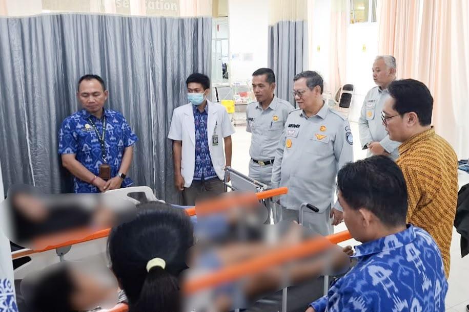 Mataram – Direktur Utama PT Jasa Raharja (Persero) Muhammad Awaluddin bersama Direktur Operasional Ariyandi, meninjau langsung kondisi korban luka-luka akibat insiden kebakaran KMP Putri Yasmin di Rumah Sakit Umum Daerah Patut Patuh Patju, Kamis (13/8/2026). Kunjungan tersebut dilakukan untuk memastikan seluruh korban mendapatkan penanganan medis yang optimal serta memperoleh jaminan biaya perawatan tanpa hambatan administratif.
Dalam peninjauan tersebut, Direksi Jasa Raharja didampingi pihak rumah sakit, Kepala Kantor Wilayah Jasa Raharja Nusa Tenggara Barat, Soleh, beserta jajaran yang sejak awal telah disiagakan untuk mempercepat proses pendataan dan penjaminan korban di rumah sakit.
Direktur Utama Jasa Raharja Muhammad Awaluddin mengatakan bahwa Jasa Raharja bergerak cepat sejak menerima informasi kejadian dengan berkoordinasi bersama Basarnas, ASDP, Kepolisian, pemerintah daerah, dan rumah sakit untuk memastikan proses pelayanan kepada korban berjalan secara terpadu.
“Kehadiran kami di rumah sakit adalah untuk memastikan bahwa saudara-saudara kita yang sedang menjalani perawatan mendapatkan pelayanan medis yang semestinya dan seluruh proses penjaminan dapat berjalan cepat, tepat, dan tanpa kendala administratif. Negara harus hadir ketika masyarakat menghadapi musibah,” ujar Awaluddin. |
Ia menegaskan bahwa seluruh penumpang yang sah KMP Putri Yasmin dijamin oleh Jasa Raharja sesuai ketentuan Undang-Undang Nomor 33 Tahun 1964 juncto Peraturan Pemerintah Nomor 17 Tahun 1965 tentang Dana Pertanggungan Wajib Kecelakaan Penumpang.
Dalam kesempatan yang sama, Direktur Operasional Jasa Raharja, Ariyandi, menyampaikan bahwa petugas Jasa Raharja melakukan verifikasi korban secara intensif agar proses penjaminan biaya perawatan dapat diselesaikan secepat mungkin.
“Kami memastikan seluruh korban yang memenuhi ketentuan memperoleh jaminan perawatan sesuai haknya. Koordinasi dengan rumah sakit dilakukan secara intensif agar korban dapat fokus menjalani proses penyembuhan tanpa terbebani proses administrasi,” kata Ariyandi.
Dalam musibah tersebut, terdapat 25 korban luka-luka yang menjalani perawatan di Rumah Sakit Umum Daerah Patut Patuh Patju dan Rumah Sakit Umum Daerah (RSUD) H. Moh. Ruslan Kota Mataram. Selain menjamin biaya perawatan korban luka-luka, Jasa Raharja juga telah menyerahkan santunan kepada ahli waris korban meninggal dunia secara cepat. Langkah tersebut sejalan dengan arahan Danantara dan BP BUMN untuk memperkuat kehadiran dan kontribusi BUMN dalam memberikan pelayanan yang cepat, responsif, dan berorientasi pada kebutuhan masyarakat, khususnya dalam menghadapi situasi darurat akibat kecelakaan.
