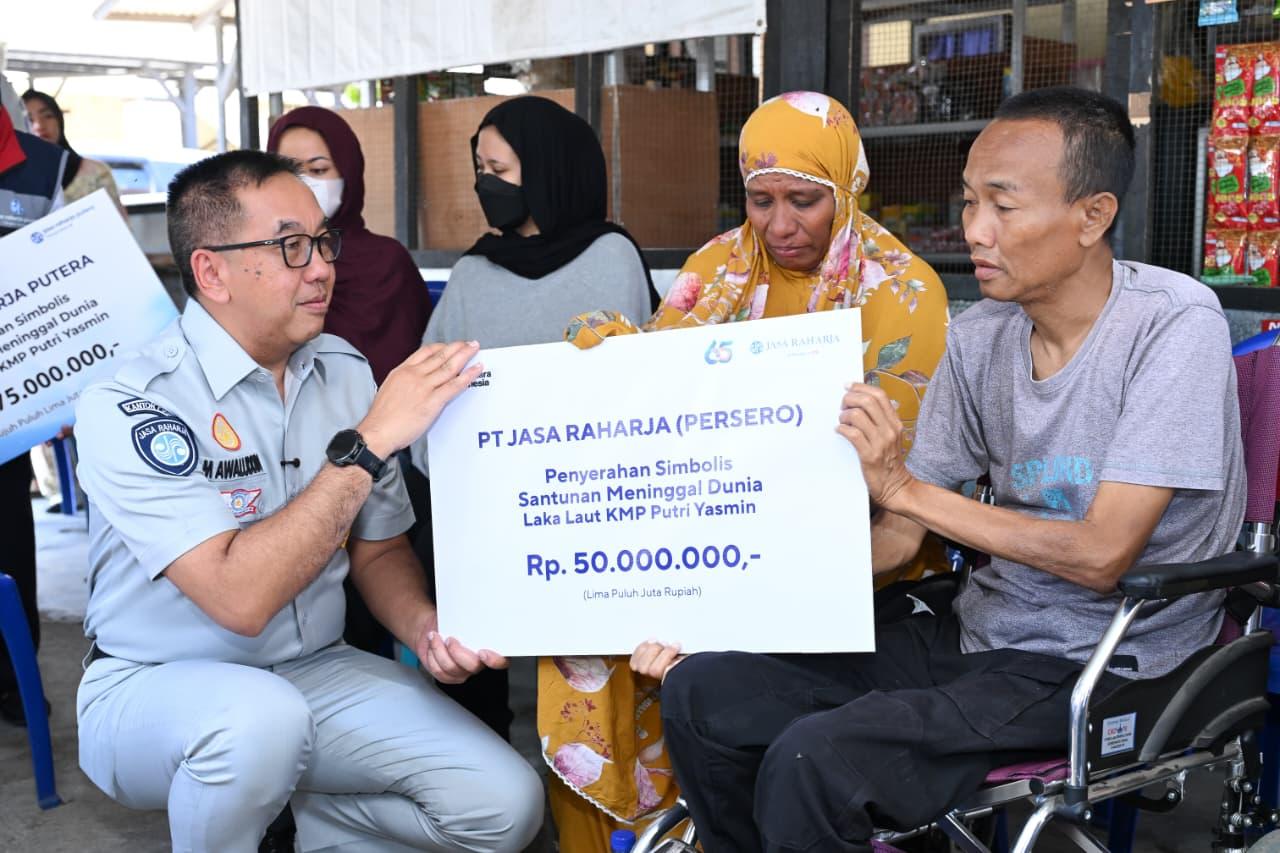 Mataram, 13 Agustus 2026 – Direktur Utama PT Jasa ¸Muhammad Awaluddin, menyerahkan santunan kepada ahli waris korban meninggal dunia dalam insiden kebakaran KMP Putri Yasmin yang terjadi di perairan Bangko-Bangko, Kecamatan Sekotong Barat, Lombok Barat, Nusa Tenggara Barat, pada Rabu 12 Agustus 2026. Penyerahan santunan dilakukan di Asrama Brimob Ampenan, Mataram, pada Kamis (13/08/2026). Santunan diserahkan kepada Agus Wahyu (46), ayah dari almarhumah Indah Dwi Septiani (20). Agus Wahyu merupakan anggota Polri yang bertugas di Polda Nusa Tenggara Barat, sementara almarhumah Indah merupakan anak kedua dari tiga bersaudara.
Dalam penyerahan santunan tersebut, Muhammad Awaluddin didampingi Kepala KSOP Kelas III Lembar Syamsurizal, S.Kom., M.Sc., Kepala Dinas Perhubungan Provinsi Nusa Tenggara Barat Drs. Ervan Anwar, M.M., Ketua Umum Dewan Pimpinan Pusat (DPP) GAPASDAP Khoeri Soetomo, Direktur Utama PT Jasaraharja Putera Abdul Haris serta Kepala Kantor Wilayah Jasa Raharja NTB Soleh. Direktur Utama PT Jasa Raharja Muhammad Awaluddin menyampaikan belasungkawa yang mendalam kepada keluarga korban. Menurutnya, Jasa Raharja bergerak cepat sejak menerima informasi kejadian dengan melakukan koordinasi bersama Basarnas, ASDP, Kepolisian, pemerintah daerah, dan rumah sakit untuk memastikan proses pendataan serta penjaminan korban berjalan tanpa hambatan.
“Kami menyampaikan duka cita yang sedalam-dalamnya kepada keluarga almarhumah Indah Dwi Septiani. Santunan yang kami serahkan hari ini merupakan bentuk tanggung jawab negara kepada masyarakat yang menjadi korban kecelakaan angkutan umum,” ujar Awaluddin. Ia menegaskan bahwa seluruh penumpang yang sah KMP Putri Yasmin dijamin oleh Jasa Raharja sesuai ketentuan Undang-Undang Nomor 33 Tahun 1964 juncto Peraturan Pemerintah Nomor 17 Tahun 1965 tentang Dana Pertanggungan Wajib Kecelakaan Penumpang.
Selain perlindungan dasar dari Jasa Raharja, korban dan ahli waris juga memperoleh perlindungan tambahan dari PT Jasaraharja Putera sebagai bagian dari skema perlindungan yang pada penyelenggaraan angkutan umum yang telah melakukan kerja sama.
“Jasa Raharja berkomitmen memastikan setiap korban maupun ahli waris memperoleh haknya secara cepat, tepat, dan tanpa hambatan administratif. Di setiap musibah, negara harus hadir, dan kami akan terus mendampingi seluruh proses penanganan hingga seluruh hak korban dapat dipenuhi sesuai ketentuan yang berlaku,” kata Awaluddin.
Sebelumnya, KMP Putri Yasmin yang berlayar dari Padangbai menuju Lembar mengalami kebakaran sekitar pukul 04.15 WITA di perairan Bangko-Bangko, Lombok Barat. Jasa Raharja melalui Kantor Wilayah Nusa Tenggara Barat langsung melakukan koordinasi intensif di lokasi kejadian bersama Basarnas, ASDP Lembar, Polair, dan instansi terkait lainnya, serta menempatkan petugas di rumah sakit untuk mempercepat proses penjaminan korban.