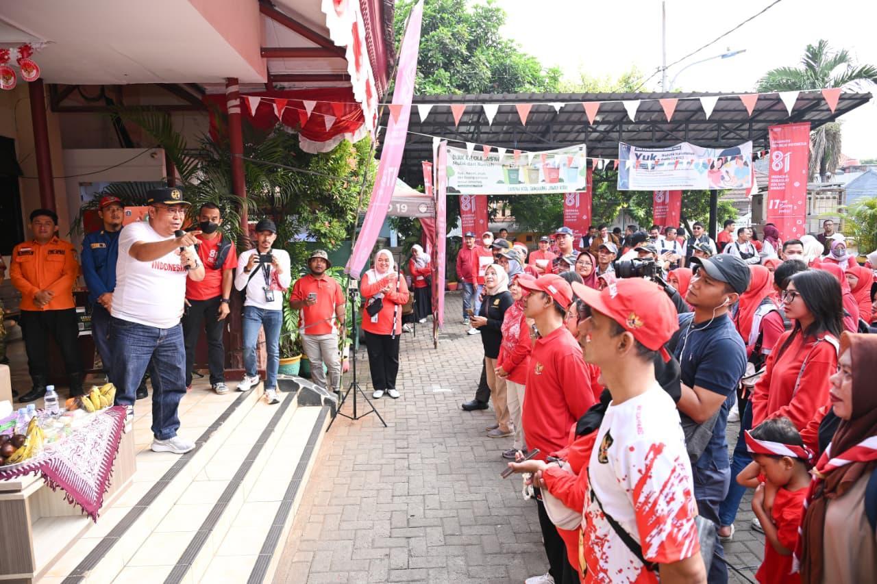 Jakarta – PT Jasa Raharja (Persero) menyemarakkan peringatan Hari Ulang Tahun ke-81 Republik Indonesia melalui rangkaian kegiatan karnaval dan lomba rakyat di sejumlah wilayah di DKI Jakarta. Kegiatan tersebut menjadi bagian dari upaya memperkuat kedekatan dengan masyarakat, sekaligus menyampaikan pesan melalui pendekatan yang ringan dan partisipatif akan pentingnya keselamatan berlalu lintas serta kepatuhan dalam memenuhi kewajiban Pajak Kendaraan Bermotor (PKB) dan SWDKLLJ.
Rangkaian kegiatan dimulai 15-24 Agustus yang dilaksanakan di berbagai kelurahan, antara lain di Pegangsaan Dua, Srengseng Sawah, Johar Baru, Kembangan Selatan, Kemanggisan, Utan Kayu Selatan, Cipinang Melayu, Petukangan Utara, Kebon Jeruk, dan Jatinegara Kaum. Pembukaan kegiatan dilaksanakan di Jatinegara Kaum, Jakarta Timur pada Sabtu (15/8/2026).
Jasa Raharja turut berpartisipasi dalam kegiatan pembukaan tersebut bersama jajaran Kelurahan Jatinegara Kaum, termasuk dalam pelepasan peserta karnaval. Menurut Awaluddin, peringatan HUT RI merupakan momentum untuk memperkuat kebersamaan masyarakat sekaligus menumbuhkan kesadaran bahwa keselamatan merupakan tanggung jawab bersama.
“Bagi Jasa Raharja, inilah kesempatan untuk hadir lebih dekat dengan masyarakat sekaligus menyampaikan bahwa keselamatan di jalan adalah bagian dari kehidupan sehari-hari. Kemerdekaan juga berarti setiap orang memiliki ruang untuk bergerak dengan aman, tertib, dan saling menjaga,” tambah Awaluddin.
Lebih lanjut, Awaluddin menyampaikan bahwa Jasfren panggilan Jasa Raharja kepada para sahabatnya, yaitu masyarkat yang memiliki peran penting dalam mewujudkan keselamatan transportasi. Peran tersebut dapat diwujudkan melalui tiga pilar utama, yaitu Road Safety, Empowerment, dan Network. Ketiganya menjadi fondasi dalam membangun kesadaran keselamatan, memberdayakan masyarakat untuk berperan aktif, serta memperkuat kolaborasi dengan berbagai pihak dalam menciptakan ekosistem transportasi yang aman, tertib dan berkelanjutan.
Selain karnaval dan lomba rakyat, Jasa Raharja juga menyelenggarakan sosialisasi melalui kuis interaktif dan edukasi ringan yang tidak hanya mengangkat aspek keselamatan berlalu lintas, tetapi juga pentingnya tertib administrasi kendaraan bermotor dan kepatuhan dalam pembayaran SWDKLLJ. Pemahaman tersebut penting untuk terus dibangun di tengah masyarakat, mengingat kepatuhan dalam memenuhi kewajiban turut mendukung keberlangsungan program perlindungan dasar bagi korban kecelakaan lalu lintas dan angkutan jalan.
Dengan total sekitar 3.250 peserta yang akan terlibat di seluruh titik penyelenggaraan dan berasal dari berbagai lapisan usia, rangkaian ini diharapkan menjadi sarana edukasi yang lebih luas dan relevan. Melalui pendekatan yang interaktif, edukatif, dan menyenangkan, Jasa Raharja mendorong masyarakat untuk tidak hanya semakin sadar akan pentingnya keselamatan, tetapi juga tertib dalam administrasi kendaraan serta memahami peran dan tanggung jawabnya dalam menjaga keberlanjutan perlindungan bagi sesama.
Program ini merupakan bentuk nyata TJSL berdampak yang tidak hanya memberikan manfaat sesaat, tetapi juga menciptakan sustainable value bagi masyarakat dan lingkungan. Melalui penguatan tertib administrasi, kepatuhan terhadap pembayaran pajak kendaraan bermotor dan SWDKLLJ, serta edukasi keselamatan transportasi, Jasa Raharja mendorong perubahan perilaku yang berkelanjutan. Dengan demikian, TJSL tidak berhenti pada pelaksanaan kegiatan, tetapi turut membangun kesadaran, kepatuhan dan budaya keselamatan yang memberikan nilai jangka panjang bagi masyarakat.
Hal tersebut menjadi bagian dari rangkaian peringatan HUT ke-81 Kemerdekaan Republik Indonesia yang mengusung tema “Kita Indonesia, Bergerak Aman dengan Harapan”. Melalui rangkaian inisiatif di berbagai wilayah, Jasa Raharja memperkuat keterlibatan masyarakat dalam membangun budaya tertib, patuh dan berkeselamatan, sekaligus menegaskan komitmen untuk hadir lebih dekat melalui edukasi, kolaborasi, dan pelayanan yang memberikan dampak nyata serta berkelanjutan.
