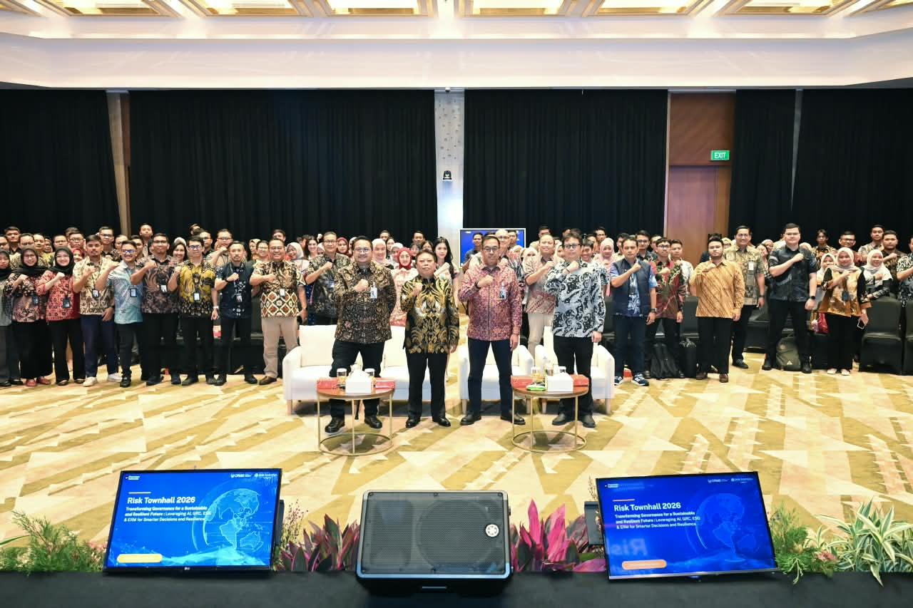 Jakarta, 19 Agustus 2026 – Jasa Raharja terus mendorong penguatan manajemen risiko sebagai bagian dari transformasi tata kelola perusahaan untuk menghadapi perubahan dan memberikan pelayanan yang semakin adaptif kepada masyarakat. Komitmen tersebut diwujudkan melalui pelaksanaan Risk Townhall 2026 di Kantor Pusat Jasa Raharja, Jakarta, pada Selasa, 18 Agustus 2026.
Mengusung tema ‘Transforming Governance for a Sustainable and Resilient Future – Leveraging AI, GRC, ESG & ERM for Smarter Decisions and Resilience’, Risk Townhall 2026 menjadi forum komunikasi dan pembelajaran bagi seluruh Insan Jasa Raharja. Kegiatan ini bertujuan meningkatkan pemahaman terhadap isu strategis dan kebijakan perusahaan, membangun budaya kolaborasi dan pembelajaran berkelanjutan, serta menumbuhkan kesadaran terhadap tantangan, peluang, dan risiko yang dihadapi perusahaan.
Direktur Utama Jasa Raharja Muhammad Awaluddin menyampaikan bahwa Risk Townhall menjadi momentum untuk mendorong transformasi pengelolaan risiko dari pendekatanan yang berfokus pada identifikasi, mitigasi, dan pelaporan menuju Risk Intelligence yang mampu menghasilkan early warning, predictive analytics, risk insight, dan decision support bagi manajemen.
“Data yang dihasilkan setiap hari di seluruh proses bisnis perusahaan memiliki nilai yang jauh lebih besar dibandingkan sekadar laporan operasional. Melalui pendekatan Risk Intelligence, data perlu diolah menjadi informasi dan insight yang dapat menjadi dasar pengambilan keputusan yang lebih cepat, tepat, dan terukur. Karena itu, membangun Risk Intelligence merupakan tanggung jawab seluruh unit kerja, bukan hanya fungsi Manajemen Risiko,” ujar Awaluddin.
Menurut Awaluddin, penguatan Risk Intelligence pada akhirnya harus menciptakan nilai bagi perusahaan dan masyarakat. Sebagai BUMN yang menjalankan fungsi pelayanan publik, pengelolaan risiko harus mendukung keputusan yang semakin adaptif sekaligus menjaga kualitas pelayanan dan keberlanjutan perusahaan.
Risk Townhall 2026 menghadirkan Dr. Antonius Alijoyo, Principal dan Founder CRMS Indonesia, yang membawakan dua tema utama, yaitu Strategic GRC in the Era of AI: Leveraging Data Analytics and AI Governance for Executive Decision Intelligence serta Executive Stewardship in Sustainability by Design: Integrating ESG into ERM for Organizational Resilience.
Antonius menjelaskan bahwa GRC perlu berkembang dari pendekatan yang dominan pada compliance, kontrol, dan pelaporan berkala menuju Intelligent GRC yang menghubungkan data, Risk Intelligence, keputusan, tindakan, dan pembelajaran berkelanjutan. Pemanfaatan data analytics dan AI dapat memperkuat kemampuan organisasi dalam melihat pola, mengantisipasi risiko, membandingkan skenario, dan mempercepat respons. Namun, penerapannya harus tetap ditopang tata kelola yang kuat, termasuk kejelasan tujuan, akuntabilitas, integritas data, transparansi, human oversight, dan monitoring.
Dalam pembahasan Sustainability by Design, Antonius menekankan bahwa ESG dan keberlanjutan tidak cukup ditempatkan sebagai pelaporan atau pemenuhan kepatuhan. Aspek keberlanjutan perlu terintegrasi dalam strategi, risk appetite, pengambilan keputusan, operasional, serta pengukuran kinerja, sehingga pertumbuhan, ketahanan, dan penciptaan nilai jangka panjang dapat dikelola secara seimbang.
Sementara itu, Direktur Kepatuhan dan Manajemen Risiko Jasa Raharja Harwan Muldidarmawan menyampaikan arah penguatan manajemen risiko Jasa Raharja menuju Trusted Risk Intelligence. Penguatan tersebut dilakukan dengan memastikan data yang akurat, lengkap, terintegrasi, aman, dan tepat waktu; memperkuat risk sensing dan early warning; serta menerjemahkan data dan analisis menjadi insight yang relevan bagi pengambilan keputusan.
“Arah yang ingin kita bangun adalah kemampuan untuk melihat risiko lebih awal, memahami lebih dalam, memutuskan lebih tepat, dan bertindak lebih cepat. Trusted Risk Intelligence bukan sekadar agenda fungsi Manajemen Risiko atau teknologi, tetapi membutuhkan komitmen bersama. Pada akhirnya, keputusan yang lebih baik harus memberikan outcome yang lebih baik bagi masyarakat melalui mobilitas yang semakin aman, pelayanan yang semakin baik, dan perlindungan yang semakin pasti,” ujar Harwan.