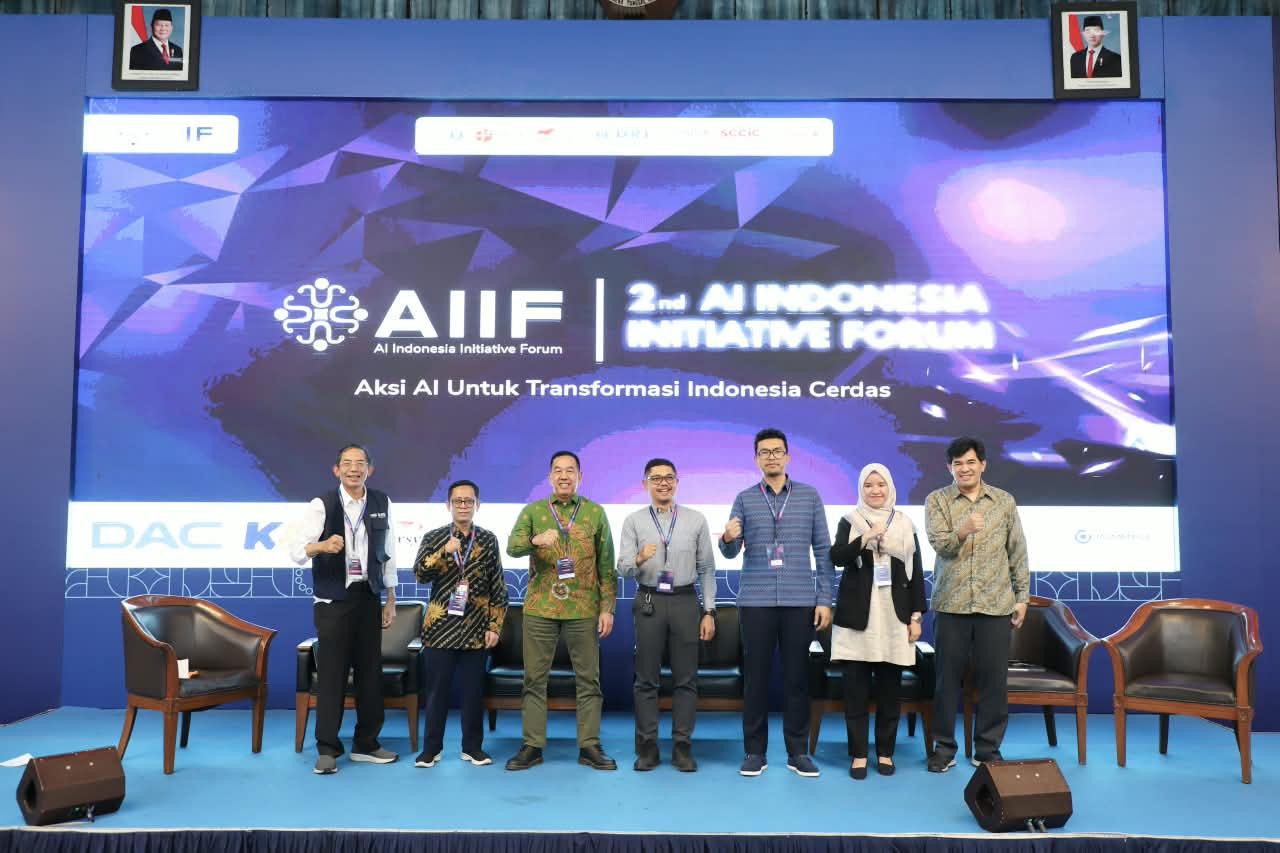 BANDUNG – Kecerdasan buatan atau artificial intelligence (AI) mulai mengubah cara Jasa Raharja dalam melindungi masyarakat. Teknologi ini tak hanya digunakan untuk mempercepat pelayanan kepada korban kecelakaan, tetapi juga untuk membaca pola risiko dan membantu mencegah kecelakaan lalu lintas sebelum terjadi.
Direktur Utama PT Jasa Raharja (Persero), Muhammad Awaluddin, memaparkan arah transformasi tersebut dalam sesi panel “AI Mobility & Transportation Ecosystems” pada AI Indonesia Initiative Forum (AIIF) 2026 di Aula Timur Institut Teknologi Bandung, pada Kamis (27/08/2026).
Dalam forum yang mempertemukan regulator, akademisi, pelaku industri transportasi, dan praktisi teknologi itu, Awaluddin mengatakan bahwa pemanfaatan AI harus bermuara pada perlindungan publik yang lebih cepat, tepat, dan berorientasi pada pencegahan.
“Transformasi digital harus membawa perubahan nyata terhadap cara kita melindungi masyarakat. Dengan dukungan data dan AI, Jasa Raharja ingin bergerak dari pendekatan yang bersifat responsif menuju perlindungan yang semakin prediktif, preventif, dan preskriptif,” papar Awaluddin.
Menurut Awaluddin, Jasa Raharja memiliki ekosistem pelayanan yang terhubung dengan berbagai pemangku kepentingan. Antara lain Kepolisian, Kementerian Perhubungan, pemerintah daerah, rumah sakit, Samsat, serta institusi terkait lainnya. Kolaborasi dan integrasi data dalam ekosistem tersebut menjadi fondasi penting bagi pengembangan sistem perlindungan publik berbasis teknologi.
Salah satu implementasi yang telah dikembangkan adalah pemanfaatan teknologi dalam JR-Care untuk mendukung percepatan pelayanan kepada korban kecelakaan. Melalui proses digital dan verifikasi dokumen, data korban serta informasi medis dapat diproses secara lebih cepat, konsisten, dan akurat. Dengan begitu, penerbitan surat jaminan bagi korban dapat dilakukan lebih efisien.
“Teknologi harus membuat korban semakin mudah memperoleh pelayanan. Prinsipnya tetap berpusat pada manusia. AI membantu proses pengambilan keputusan, tetapi empati, akuntabilitas, dan kepentingan korban harus tetap menjadi pusat dari setiap inovasi,” kata Awaluddin.
Selain memperkuat layanan JR-Care, Jasa Raharja tengah mengembangkan tiga fokus pemanfaatan AI. Pertama, AI-Based Accident Prediction and Prevention System untuk memetakan wilayah rawan, mengenali pola kecelakaan, dan memberikan rekomendasi intervensi keselamatan.
Kedua, AI Predictive Collection untuk mendukung pemetaan tingkat kepatuhan pembayaran Pajak Kendaraan Bermotor dan Sumbangan Wajib Dana Kecelakaan Lalu Lintas Jalan atau PKB-SWDKLLJ. Ketiga, AI Medical Claim and Fraud Intelligence untuk mendukung validasi klaim medis, mendeteksi anomali, menentukan prioritas pemeriksaan, serta memperkuat tata kelola pelayanan secara objektif dan akuntabel.
Namun, Awaluddin mengingatkan bahwa peningkatan pemanfaatan AI harus diikuti dengan tata kelola yang kuat. Perlindungan data pribadi, keamanan siber, transparansi penggunaan teknologi, mitigasi bias algoritma, serta pengawasan manusia merupakan elemen penting untuk menjaga kepercayaan publik.
“Kecepatan inovasi tidak boleh melampaui kesiapan tata kelolanya. AI harus dikembangkan secara aman, bertanggung jawab, dan dapat dipertanggungjawabkan karena teknologi ini digunakan untuk mendukung pelayanan yang menyangkut keselamatan dan perlindungan masyarakat,” tegasnya.
Lebih lanjut, ia menyampaikan bahwa persoalan keselamatan transportasi tidak dapat diselesaikan oleh satu institusi maupun satu moda transportasi. Dibutuhkan integrasi dan kolaborasi antara pemerintah, regulator, operator transportasi, industri asuransi sosial, fasilitas kesehatan, akademisi, dan pengembang teknologi.
Kolaborasi tersebut diperlukan agar data yang berasal dari berbagai sektor dapat diolah menjadi pemahaman bersama mengenai pola mobilitas dan risiko keselamatan. Dengan demikian, kebijakan serta program pencegahan kecelakaan dapat disusun secara lebih akurat dan berbasis bukti. “Masa depan perlindungan publik berbasis AI hanya dapat dibangun melalui kolaborasi antara pemerintah, akademisi, industri, dan para inovator,” ujar Awaluddin.
Melalui partisipasi dalam AI Indonesia Initiative Forum 2026, Jasa Raharja berkomitmen untuk terus mendorong pemanfaatan teknologi yang memberikan dampak nyata bagi masyarakat. Transformasi tersebut menjadi bagian dari upaya perusahaan untuk menghadirkan pelayanan yang semakin cepat, akurat, mudah diakses, serta mendukung terciptanya perjalanan yang lebih aman bagi seluruh pengguna jalan.