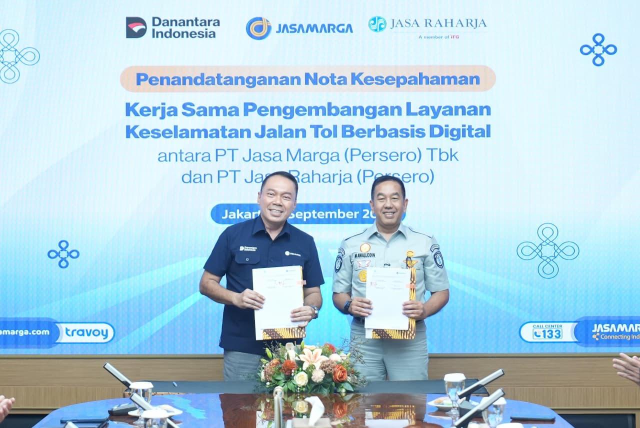 Jakarta (02/09), PT Jasa Marga (Persero) Tbk dan PT Jasa Raharja (Persero) memperkuat kolaborasi dalam mengembangkan layanan keselamatan jalan tol berbasis digital melalui Aplikasi Travoy. Layanan tersebut disiapkan untuk membantu masyarakat, khususnya pengguna jalan tol, dalam memperoleh informasi risiko, melaporkan kecelakaan, menemukan rumah sakit terdekat hingga mengakses bantuan darurat secara lebih cepat.
Komitmen tersebut diwujudkan melalui penandatanganan Nota Kesepahaman (Memorandum of Understanding/MoU) tentang Sinergi Pemanfaatan Sumber Daya dan Pengembangan Layanan Keselamatan Jalan Tol Berbasis Digital, di Jakarta, pada Rabu (02/09). Penandatanganan dilakukan oleh Direktur Utama Jasa Marga, Rivan A. Purwantono, dan Direktur Utama Jasa Raharja, Muhammad Awaluddin.
Kesepakatan ini menjadi landasan bagi kedua perusahaan untuk mengoptimalkan potensi melalui Aplikasi Travoy dan Aplikasi Jasfren, mulai dari sumber daya, data, informasi, sarana, kanal layanan, hingga kapabilitas masing-masing, untuk memperkuat keselamatan sekaligus meningkatkan kualitas pelayanan kepada pengguna jalan tol.
Direktur Utama Jasa Marga, Rivan A. Purwantono, menyampaikan bahwa keselamatan merupakan bagian yang tidak terpisahkan dari kualitas pelayanan jalan tol. Karena itu, upaya meningkatkan keselamatan tidak berhenti pada penyediaan infrastruktur yang andal, tetapi juga mencakup kemampuan untuk mendeteksi risiko, memberikan informasi yang tepat, serta memastikan pengguna memperoleh bantuan ketika menghadapi kondisi darurat.
“Bagi kami, keselamatan pengguna menjadi bagian dari keseluruhan pengalaman perjalanan di jalan tol. Karena itu, kami terus mendorong penguatan layanan yang tidak hanya berfokus pada penanganan ketika terjadi insiden, tetapi juga pada bagaimana risiko dapat diantisipasi sejak awal. Melalui kolaborasi dengan Jasa Raharja, kami ingin menghubungkan data, teknologi, dan kompetensi yang dimiliki kedua pihak untuk menghadirkan layanan keselamatan yang lebih cepat, tepat, dan relevan dengan kebutuhan pengguna,” ujar Rivan
Direktur Utama Jasa Raharja, Muhammad Awaluddin, menyampaikan bahwa kebutuhan masyarakat terhadap pelayanan yang mudah, cepat, dan terintegrasi menjadi salah satu fokus utama dalam penguatan layanan Jasa Raharja. “Ketika kecelakaan terjadi, korban dan keluarga tidak boleh dibebani dengan kebingungan mencari bantuan atau informasi mengenai layanan yang tersedia. Melalui kolaborasi ini, kami ingin mendekatkan akses pertolongan dan perlindungan kepada masyarakat dalam satu platform yang mudah digunakan,” ujarnya.
Menurutnya, kecepatan informasi menjadi bagian penting dalam penanganan korban. Informasi awal yang diterima secara cepat dan akurat dapat membantu koordinasi antara pengelola jalan tol, petugas Jasa Raharja, fasilitas kesehatan, serta pemangku kepentingan lainnya. “Semakin cepat informasi diterima dan diteruskan kepada pihak yang tepat, semakin besar peluang korban memperoleh penanganan medis secara cepat,” ucapnya.
Melalui MoU tersebut, kedua perusahaan membuka peluang untuk menghadirkan layanan yang mampu menghubungkan informasi dari lapangan dengan proses penanganan secara lebih cepat dan tepat sehingga memberikan pengalaman perjalanan yang lebih lancar, aman, nyaman dan berkeselamatan bagi pengguna jalan.
Sejumlah fitur yang saat ini sedang dikaji untuk diintegrasikan melalui Aplikasi Travoy antara lain informasi rumah sakit terdekat berdasarkan posisi pengguna serta kanal pelaporan kecelakaan dan bantuan darurat. Selain memperkuat penanganan saat terjadi kecelakaan, kolaborasi juga diarahkan pada upaya pencegahan melalui pengembangan informasi titik rawan kecelakaan berdasarkan data historis dan analisis keselamatan. Fitur ini nantinya dapat digunakan untuk memberikan peringatan kepada pengemudi saat mendekati ruas jalan tol dengan tingkat risiko kecelakaan yang lebih tinggi.
Sebagai bagian dari rangkaian kegiatan, penandatanganan MoU diawali dengan Pelatihan Penanganan Gawat Darurat (PPGD) dan prinsip dasar pertolongan pertama, yang turut dilengkapi dengan pengecekan kesehatan gratis bagi peserta. Pelatihan ini menjadi bentuk penguatan kompetensi personel agar memiliki kesiapsiagaan dan kemampuan yang memadai dalam menghadapi situasi darurat, termasuk memberikan pertolongan awal kepada korban kecelakaan sebelum mendapatkan penanganan medis lebih lanjut. Pelaksanaan PPGD dan pemeriksaan kesehatan menegaskan bahwa transformasi layanan keselamatan tidak hanya bertumpu pada pemanfaatan teknologi, tetapi juga kesiapan personel yang sehat, kompeten, dan sigap sebagai garda terdepan dalam memberikan respons di lapangan.
Melalui kolaborasi tersebut, Jasa Marga dan Jasa Raharja berkomitmen membangun ekosistem keselamatan jalan tol yang turut menghadirkan informasi, pertolongan, dan perlindungan yang semakin terintegrasi dan semakin dekat dengan masyarakat. Kolaborasi ini juga diharapkan dapat memberikan pengalaman berkendara yang lancar, aman, nyaman dan berkeselamatan bagi seluruh pengguna jalan tol.