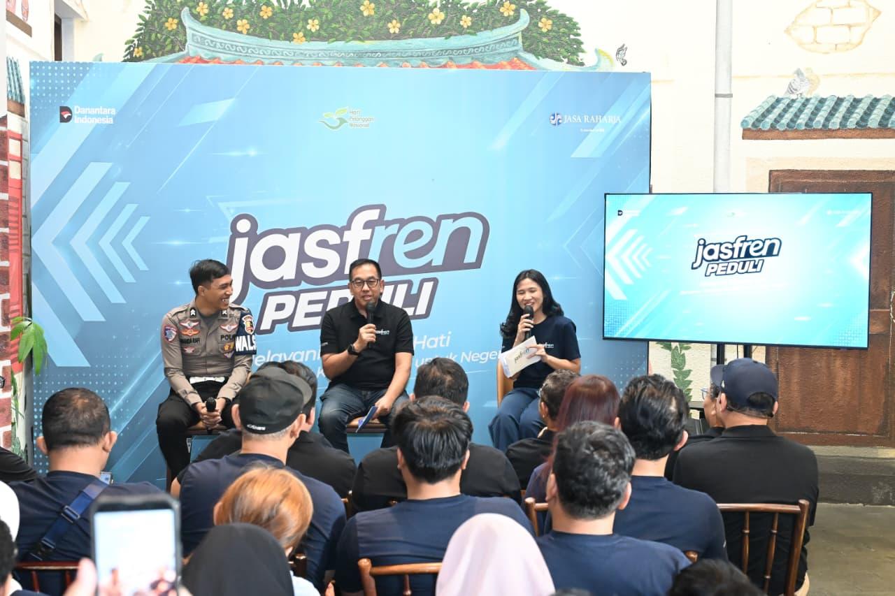 Jakarta – Dalam rangka memperingati Hari Pelanggan Nasional 2026, PT Jasa Raharja (Persero) menggelar kegiatan bertajuk “Jasfren Peduli: Melayani Sepenuh Hati, Bersama Menjaga Keselamatan untuk Negeri” di QQ Kopitiam, Menteng, Jakarta, Jumat (4/9/2026). Dikemas dalam bentuk sharing session dan talkshow, kegiatan ini menjadi ruang bagi Jasa Raharja untuk mendengarkan pengalaman masyarakat, sekaligus memperkuat kesadaran bahwa pelayanan, kepatuhan, dan keselamatan transportasi merupakan tanggung jawab bersama.
Direktur Utama Jasa Raharja, Muhammad Awaluddin, menyampaikan bahwa Hari Pelanggan Nasional bukan sekadar seremoni tahunan, melainkan momentum untuk kembali mendengarkan kebutuhan dan harapan masyarakat.
“Bagi Jasa Raharja, pelanggan yang kami sebut Jasfren bukan hanya orang yang menerima layanan. Jasfren adalah alasan kami terus memperbaiki diri. Kami ingin memastikan bahwa ketika masyarakat membutuhkan Jasa Raharja, mereka mendapatkan pelayanan yang cepat, mudah, ramah, dan memberikan rasa aman,” ujarnya.
Menurutnya, Jasfren dikembangkan bukan hanya sebagai sapaan bagi pelanggan Jasa Raharja, tetapi juga sebagai gerakan yang menghubungkan berbagai kelompok masyarakat dalam satu tujuan keselamatan. Semangat tersebut dirangkum dalam pesan “One Movement, Many Communities, One Safety Purpose”.
Melalui gerakan ini, masyarakat didorong untuk tidak hanya menjadi penerima layanan atau informasi, tetapi ikut membangun budaya keselamatan transportasi. “Setiap hari adalah hari pelanggan. Yang paling penting adalah masyarakat benar-benar merasakan bahwa negara hadir ketika mereka membutuhkan,” kata Awaluddin.
Upaya membangun keselamatan tersebut juga diwujudkan melalui berbagai program intervensi di titik-titik rawan kecelakaan. Hingga Agustus 2026, efektivitas intervensi yang dilakukan Jasa Raharja turut berkontribusi terhadap penurunan tingkat fatalitas korban meninggal dunia sebesar 4,59 persen atau berkurang 329 korban dibandingkan periode yang sama tahun sebelumnya.
Awaluddin menegaskan, membangun budaya tertib berlalu lintas tidak dapat dilakukan oleh satu pihak. Peran aktif masyarakat bersama seluruh pemangku kepentingan perlu terus diperkuat agar upaya menekan risiko dan fatalitas kecelakaan dapat berjalan secara berkelanjutan. “Keselamatan adalah tanggung jawab bersama. Karena itu, membangun budaya tertib berlalu lintas harus terus diperkuat melalui peran aktif seluruh masyarakat,” ujarnya.
Dipandu Mpok Caca, talkshow Jasfren Peduli membahas transformasi pelayanan Jasa Raharja, pengalaman masyarakat ketika mengakses pelayanan, pemanfaatan kanal digital, kepatuhan membayar pajak kendaraan dan SWDKLLJ, serta pentingnya membangun perilaku tertib berlalu lintas.
Kegiatan tersebut juga menghadirkan Bripda Ananda Rafi, anggota kepolisian sekaligus kreator konten, yang berbagi pengalaman mengenai pemanfaatan media sosial sebagai sarana edukasi keselamatan. Pendekatan komunikasi yang ringan, relevan, dan mudah dipahami dinilai penting, khususnya untuk menjangkau generasi muda. Dalam kesempatan tersebut, Jasa Raharja turut menjelaskan transformasi pelayanan yang terus dilakukan melalui penguatan integrasi dengan berbagai pemangku kepentingan, termasuk Korlantas Polri dan rumah sakit.
Integrasi tersebut memungkinkan informasi kecelakaan diterima lebih cepat, sehingga proses verifikasi dan pemberian pelayanan kepada korban dapat segera dilakukan. Transformasi tidak berhenti pada digitalisasi proses, tetapi diarahkan untuk memberikan kemudahan, transparansi, dan kepastian kepada masyarakat.
Jasa Raharja juga memperkuat akses informasi melalui aplikasi Jasfren. Melalui kanal tersebut, masyarakat, khususnya korban luka yang mendapatkan perawatan, dapat memperoleh informasi awal mengenai kecelakaan serta memeriksa detail surat jaminan sesuai ketentuan yang berlaku.
“Teknologi bukan sekadar memindahkan proses manual menjadi digital. Ukuran utamanya adalah apakah teknologi tersebut benar-benar membuat pelayanan lebih mudah, transparan, dan memberikan kepastian bagi Jasfren,” tambah Awaluddin.
Pengalaman langsung dari penerima pelayanan dan wajib pajak turut menjadi bagian dalam talkshow tersebut. Cerita tersebut memperlihatkan bagaimana kemudahan pelayanan, akses informasi, dan kanal pembayaran digital dapat membangun pengalaman yang lebih baik sekaligus mendorong kepatuhan masyarakat.
Semangat Jasfren Peduli juga tidak hanya hadir di Jakarta. Dalam rangka memperingati Hari Pelanggan Nasional 2026, Jasa Raharja hadir lebih dekat dengan masyarakat di berbagai wilayah melalui sejumlah kegiatan pelayanan dan kepedulian, antara lain dengan membagikan helm keselamatan kepada wajib pajak di kantor Samsat sebagai bagian dari kampanye keselamatan berlalu lintas, serta hadir secara langsung menjenguk dan memberikan dukungan kepada korban kecelakaan lalu lintas di wilayah kerja Jasa Raharja.
Melalui rangkaian kegiatan tersebut, Jasfren Peduli menjadi momentum bagi Jasa Raharja untuk tidak hanya memberikan pelayanan, tetapi juga menunjukkan kepedulian secara nyata kepada masyarakat. Kehadiran langsung di tengah masyarakat diharapkan dapat memperkuat kedekatan dengan para Jasfren sekaligus menggerakkan partisipasi publik dalam membangun budaya keselamatan transportasi yang berkelanjutan.