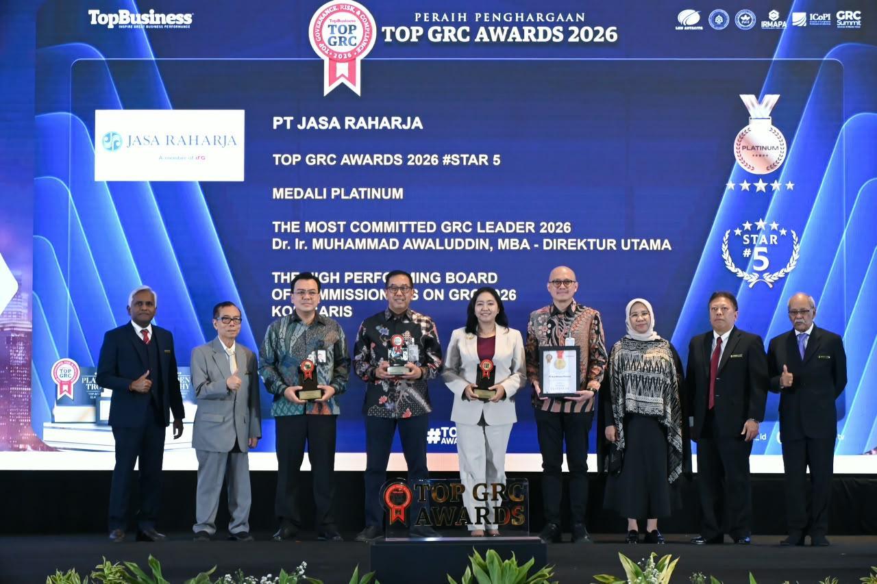JAKARTA – PT Jasa Raharja (Persero) meraih empat penghargaan dalam ajang TOP GRC Awards 2026 yang diselenggarakan Majalah TOP Business di Hotel Raffles Jakarta, Rabu (9/9/2026). Apresiasi tersebut merupakan bentuk pengakuan terhadap penerapan tata kelola, manajemen risiko, dan kepatuhan di lingkungan perusahaan.
Sejumlah penghargaan tersebut diterima langsung oleh Direktur Utama Jasa Raharja, Muhammad Awaluddin bersama Komisaris Independen Jasa Raharja, Viviet Savitri Prapita S. Adapun, Empat penghargaan yang diterima Jasa Raharja terdiri atas Platinum Medal, TOP GRC Awards 2026 #Star 5, The High Performing Board of Commissioners on GRC 2026, serta The Most Committed GRC Leader 2026 yang diberikan kepada Muhammad Awaluddin.
Muhammad Awaluddin menyampaikan bahwa penghargaan tersebut mencerminkan komitmen perusahaan dalam mengintegrasikan governance, risk management, and compliance (GRC) ke dalam strategi, proses pengambilan keputusan, dan kegiatan operasional. “Bagi Jasa Raharja, GRC bukan hanya berkaitan dengan pemenuhan ketentuan. Tata kelola, manajemen risiko, dan kepatuhan harus menjadi bagian dari setiap proses bisnis serta mendukung peningkatan kualitas pelayanan kepada masyarakat,” ujarnya.
Jasa Raharja memperoleh Platinum Medal setelah mempertahankan predikat Bintang 5 dalam TOP GRC Awards selama delapan tahun berturut-turut, sejak 2019 hingga 2026. Sementara itu, penghargaan The High Performing Board of Commissioners on GRC telah diterima Jasa Raharja selama enam tahun berturut-turut, dari 2021 hingga 2026. Pada periode yang sama, penghargaan The Most Committed GRC Leader juga berhasil dipertahankan secara berkelanjutan.
Menurut Awaluddin, konsistensi tersebut tidak lepas dari keterlibatan Direksi, Dewan Komisaris, dan seluruh insan Jasa Raharja dalam membangun tata kelola serta budaya sadar risiko di setiap lini organisasi. “Penghargaan ini merupakan hasil kerja bersama. Peran Direksi, Dewan Komisaris, dan seluruh insan Jasa Raharja diperlukan untuk memastikan prinsip GRC benar-benar diterapkan, bukan hanya tersedia dalam bentuk kebijakan dan prosedur,” tambahnya.
TOP GRC Awards 2026 mengangkat tema “Sustainability by Design: A Journey Through Intelligent GRC”. Tema tersebut menekankan pentingnya menempatkan keberlanjutan sebagai bagian dari strategi, tata kelola, manajemen risiko, kepatuhan, pengendalian, budaya organisasi, serta pemanfaatan data dan teknologi.
Jasa Raharja berkomitmen untuk terus memperkuat penerapan GRC secara terintegrasi dan berkelanjutan sebagai bagian dari strategi perusahaan. Penguatan tersebut diarahkan untuk mendukung pengambilan keputusan yang lebih berkualitas, meningkatkan ketahanan organisasi dalam menghadapi dinamika dan risiko yang berkembang, serta memastikan terciptanya nilai yang berkelanjutan bagi perusahaan dan seluruh pemangku kepentingan.
