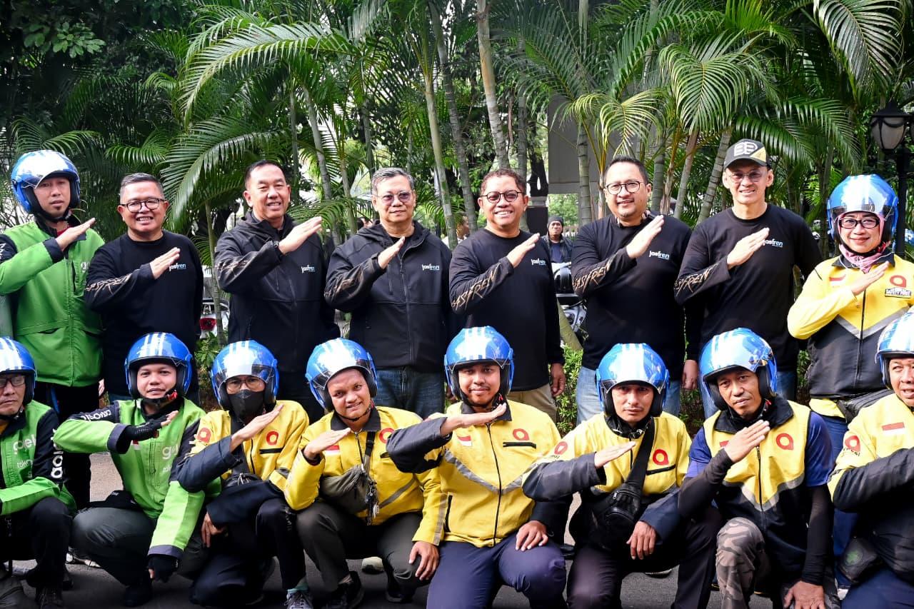 Jakarta – PT Jasa Raharja (Persero) menggelar “The Jasfren Ride” sebagai bagian dari upaya membangun kepedulian terhadap keselamatan transportasi sekaligus memperkuat solidaritas sosial. Kegiatan yang berlangsung pada Minggu (13/9/2026) tersebut diikuti sekitar 70 riders dengan mengusung tiga pesan utama, yakni Safety Riding, Solidarity Sharing, dan Community Caring.
Kegiatan dimulai dari Kantor Pusat Jasa Raharja dengan safety briefing dan doa bersama sebelum peserta melakukan perjalanan, Selain mendorong peserta dan pengguna jalan raya menerapkan keselamatan berkendara, rangkaian kegiatan juga diisi dengan aksi solidaritas melalui penggalangan donasi untuk korban bencana di Nusa Tenggara Timur (NTT), serta pembagian helm SNI pengendaran Ojol sebagai bagian dari edukasi keselamatan.
Direktur Utama Jasa Raharja, Muhammad Awaluddin, menyampaikan bahwa The Jasfren Ride tidak dirancang sekadar sebagai kegiatan berkendara bersama. Lebih dari itu, kegiatan tersebut menjadi ruang untuk mempertemukan semangat keselamatan dengan kepedulian sosial.
“Kita mulai dari safety riding, bagaimana kita berkendara dengan aman dan tertib.
Kemudian sharing, bagaimana kepedulian itu kita wujudkan dengan berbagi kepada sesama. Dari sana kita membangun caring, yaitu kepedulian yang lebih luas terhadap keselamatan masyarakat,” jelasnya. Menurut Awaluddin, keselamatan transportasi membutuhkan keterlibatan berbagai
pihak, termasuk masyarakat sebagai pengguna jalan. Karena itu, kegiatan bersama komunitas menjadi salah satu ruang untuk membangun kesadaran bahwa keselamatan bukan hanya tanggung jawab satu institusi.
Semangat tersebut sejalan dengan The Spirit of Jasfren, yang dibangun melalui tiga nilai, yakni Protection, Prevention, dan Participation. Ketiganya menjadi satu kesatuan dalam mendorong masyarakat untuk memahami pentingnya perlindungan, mencegah risiko kecelakaan, sekaligus berpartisipasi dalam menciptakan keselamatan transportasi. “Kami berharap semangat ini tidak berhenti pada kegiatan hari ini. Karena keselamatan transportasi adalah tujuan yang harus terus kita bangun bersama,” imbuh Awaluddin.