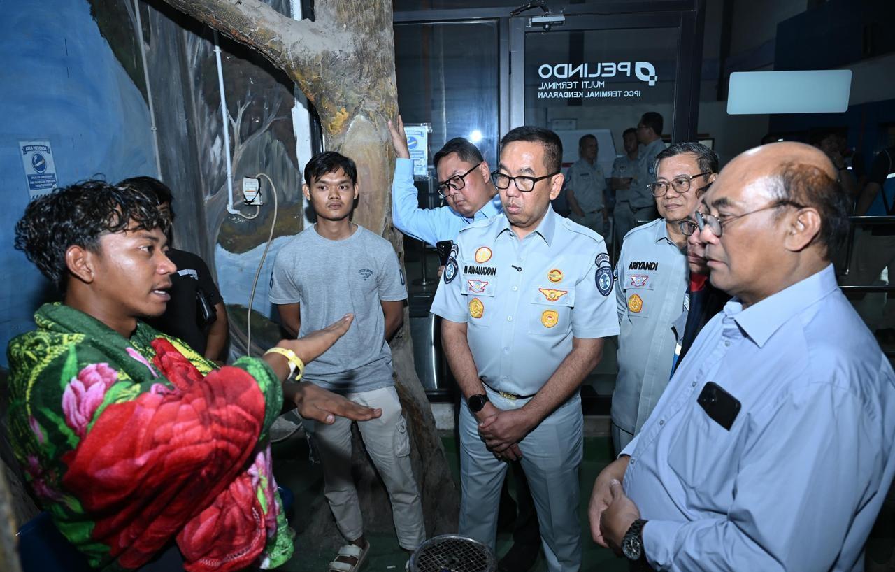Banjarmasin – PT Jasa Raharja (Persero) terus memantau perkembangan proses evakuasi dan penanganan korban insiden KM Virgo Transport 8 yang mengalami kecelakaan dalam pelayaran rute Surabaya–Banjarmasin, Ahad (13/09/2026). Jasa Raharja memastikan pelayanan dan pemenuhan hak perlindungan bagi korban terus dilakukan seiring berlangsungnya proses evakuasi oleh tim SAR gabungan.
Direktur Utama Jasa Raharja, Muhammad Awaluddin, yang melakukan peninjauan langsung ke lokasi bersama Direktur Operasional Jasa Raharja, Ariyandi, dan didampingi Direktur Teknik Jasaraharja Putera, Suhardiman, menyampaikan bahwa Jasa Raharja terus berkoordinasi dengan berbagai pihak untuk mendapatkan perkembangan data korban sekaligus memastikan pelayanan dapat segera diberikan kepada korban yang telah berhasil dievakuasi.
“Kami terus berkoordinasi dengan seluruh pihak terkait untuk memastikan setiap korban yang berhasil dievakuasi dapat segera memperoleh pelayanan sesuai dengan ketentuan yang berlaku. Proses pendataan dan verifikasi juga terus kami lakukan secara bertahap,” ujar Awaluddin.
Berdasarkan perkembangan informasi tim operasi gabungan, terdapat 6 korban meninggal dunia yang saat ini masih dalam proses identifikasi. Untuk korban meninggal dunia, sesuai ketentuan, Jasa Raharja akan memberikan santunan Rp50 juta yang diserahkan kepada ahli waris yang sah. Sementara bagi korban yang mendapatkan perawatan, Jasa Raharja telah menerbitkan jaminan biaya perawatan kepada rumah sakit tempat korban dirawat, yaitu RSUD Ulin, RS TPT, dan RS Sultan Suryansyah, dengan maksimal biaya perawatan sebesar Rp20 juta per korban.
Selain perlindungan dari Jasa Raharja, perlindungan bagi korban juga diperkuat melalui Jasaraharja Putera (JRP), anak usaha Jasa Raharja. Berdasarkan ketentuan polis, perlindungan penumpang kapal mencakup manfaat meninggal dunia dengan nilai maksimal Rp20 juta, cacat tetap maksimal Rp20 juta sesuai persentase tingkat kecacatan, serta biaya perawatan maksimal Rp10 juta berdasarkan kuitansi rumah sakit atau dokter. Serta biaya penguburan maksimal Rp2 juta bagi korban yang tidak memiliki ahli waris.
Awaluddin mengatakan bahwa Jasa Raharja akan terus mengikuti perkembangan proses evakuasi dan melakukan koordinasi dengan posko SAR, rumah sakit, kepolisian, serta pihak terkait lainnya. “Dalam kondisi seperti ini, yang paling utama adalah memastikan korban mendapatkan penanganan dengan baik. Kami akan terus mengikuti perkembangan di lapangan dan memastikan pelayanan Jasa Raharja berjalan sesuai kebutuhan serta ketentuan yang berlaku,” tambahnya.
Sementara itu, Menteri Perhubungan, Dudy Purwaghandy, yang turut memantau langsung proses evakuasi korban KM Virgo Transport 8 di Pelabuhan Trisakti, Banjarmasin, menyampaikan bahwa dari total seluruh penumpang, masih ada 136 yang dicari keberadaannya. "Sore ini, dari 243 (penumpang), tim evakuasi SAR telah berhasil mengevakuasi 107 penumpang, 6 orang meninggal, sehingga masih terdapat 136 penumpang dalam proses pencarian," jelas Menhub.