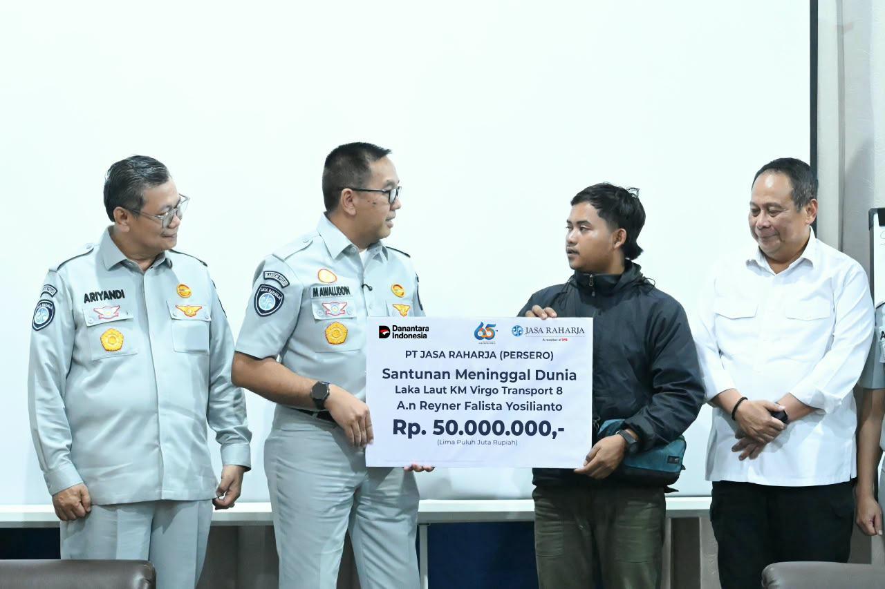 Banjarmasin, 14 September 2026 – PT Jasa Raharja (Persero) menyerahkan santunan kepada ahli waris korban meninggal dunia dalam insiden KM Virgo Transport 8 yang mengalami kecelakaan dalam pelayaran rute Surabaya–Banjarmasin.
Penyerahan santunan dilakukan oleh Direktur Utama Jasa Raharja Muhammad Awaluddin didampingi Wakil Menteri Perhubungan Suntana, bersama Kepala Basarnas Marsdya TNI Mohammad Syafii, Gubernur Kalsel H. Muhiddin, Kapolda Kalsel Irjen Pol Rosyanto Yudha Hermawan, Ketua KNKT Soerjanto Tjahjono, Wakapolda Kalsel Brigjen Pol Noviar, Kepala KSOP kelas 1 Banjarmasin Heri Purwanto, dan Direktur Operasional Jasa Raharja, Ariyandi.
Korban yang telah teridentifikasi atas nama Reyner Falista Yosilianto, laki-laki, warga Dan Lacket, PA Gersari, Ngantang, Malang, Jawa Timur yang tercatat dalam manifest penumpang KM Virgo Transport 8. Santunan tersebut diserahkan kepada istrinya, Mayang Widiawati secara cashless kepada rekening ahli waris tidak sampai 24 jam setelah korban teridentifikasi.
Dalam kesempatan tersebut, Wamenhub menyampaikan duka cita yang mendalam kepada keluarga korban atas musibah yang terjadi. Ia menyampaikan bahwa pemerintah bersama seluruh pemangku kepentingan terus berupaya melakukan pencarian dan penanganan korban secara maksimal. “Kami juga memastikan proses identifikasi dan penanganan terhadap korban dilakukan dengan sebaik-baiknya, termasuk pemenuhan hak-hak korban dan keluarganya,” ucapnya.
Sementara itu, Direktur Utama Jasa Raharja, Muhammad Awaluddin, menyampaikan bahwa penyerahan santunan tersebut merupakan bentuk kehadiran negara melalui peran Jasa Raharja. “Ini merupakan bagian dari komitmen Jasa Raharja untuk memberikan kepastian pelayanan dan pemenuhan hak perlindungan bagi korban,” ujarnya.
Sesuai ketentuan, korban meninggal dunia memperoleh santunan sebesar Rp50 juta yang diserahkan kepada ahli waris yang sah. Selain santunan dari Jasa Raharja, ahli waris korban juga memperoleh perlindungan tambahan dari Jasaraharja Putera selaku anak perusahaan Jasa Raharja sebesar Rp20 juta, sesuai ketentuan polis asuransi pengangkutan yang dimiliki operator.
Awaluddin mengatakan, Jasa Raharja terus berkoordinasi dengan seluruh pemangku kepentingan dalam proses pendataan dan verifikasi korban. “Kami terus melakukan koordinasi dengan semua pihak sehingga proses pendataan dan verifikasi dapat berjalan dengan baik. Terima kasih kepada seluruh stakeholder yang telah berkolaborasi dengan baik sehingga proses pendataan dapat dilakukan dengan cepat,” katanya.