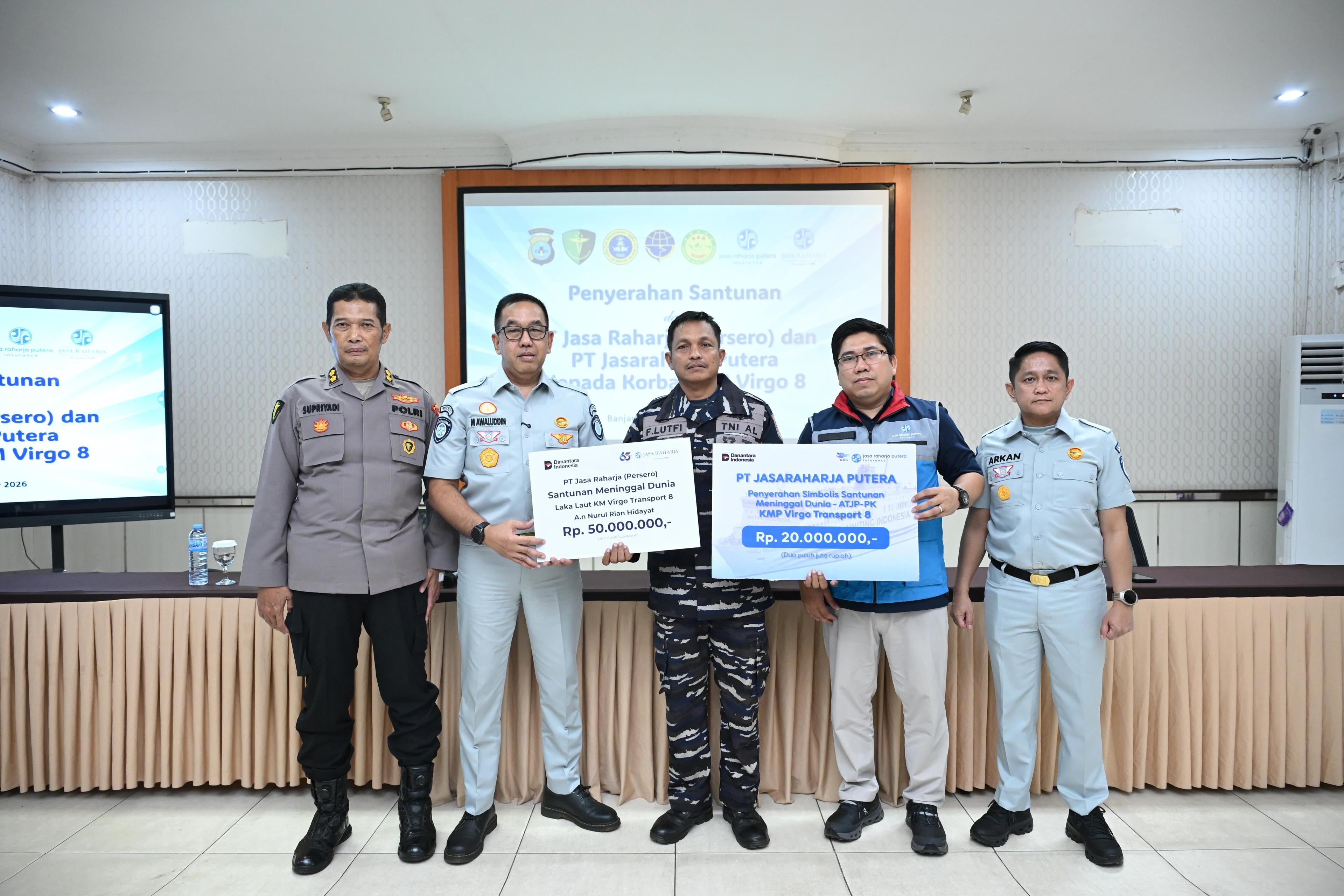 Banjarmasin, 15 September 2026 – PT Jasa Raharja (Persero) kembali menyerahkan santunan bagi korban meninggal dunia dalam insiden KM Virgo Transport 8. Kali ini, santunan diserahkan kepada keluarga Nurul Rian Hidayat, salah satu anak buah kapal (ABK) yang menjadi korban dalam insiden tersebut.
Pria kelahiran Pamekasan tersebut merupakan warga Dusun Sembung, Teja Timur, Pamekasan, Jawa Timur. Santunan diserahkan oleh Direktur Utama Jasa Raharja Muhammad Awaluddin, didampingi Kasubdit Biddokes Polda Kalimantan Selatan, AKBP Supriyadi, kepada ahli waris istri korban, yang diwakili oleh Faishol Lutfi, sepupu korban yang hadir di Banjarmasin, tak lama setelah korban teridentifikasi.
Awaluddin menyampaikan bahwa penyerahan santunan tersebut merupakan bentuk komitmen Jasa Raharja dalam memberikan kepastian pelayanan kepada keluarga korban. “Setelah proses verifikasi dinyatakan valid, untuk korban meninggal dunia kami akan serahkan secepatnya. Ini merupakan bagian dari komitmen Jasa Raharja untuk memberikan kepastian pelayanan dan pemenuhan hak perlindungan bagi korban,” ujarnya.
Sesuai ketentuan, korban meninggal dunia memperoleh santunan sebesar Rp50 juta yang diserahkan kepada ahli waris yang sah. Selain santunan dari Jasa Raharja, terdapat pula perlindungan tambahan melalui Jasaraharja Putera selaku anak perusahaan Jasa Raharja berupa santunan sebesar Rp20 juta bagi korban meninggal dunia, sesuai ketentuan cover asuransi pengangkutan yang dimiliki operator.
Awaluddin mengatakan, Jasa Raharja terus melakukan koordinasi dengan seluruh pihak dalam proses pendataan dan verifikasi korban KM Virgo Transport 8. “Terima kasih kepada semua stakeholders yang telah berkolaborasi dengan baik sehingga pendataan tersebut sangat cepat,” ucapnya.
Ia menegaskan, Jasa Raharja akan terus memonitor perkembangan proses evakuasi dan pencarian korban serta memastikan pelayanan diberikan sesuai dengan ketentuan yang berlaku. “Jasa Raharja hadir untuk memberikan kepastian pelayanan dan santunan korban,” tutur Awaluddin.
