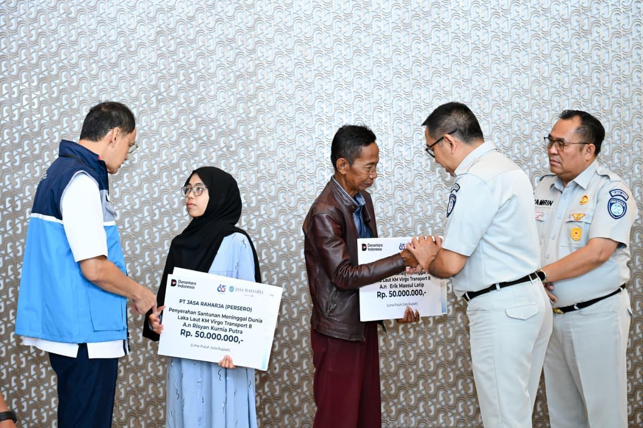 Bandung, 18 September 2026 – PT Jasa Raharja (Persero) terus menindaklanjuti pemenuhan hak korban meninggal dunia dalam insiden KM Virgo Transport 8. Setelah sebelumnya menyerahkan santunan kepada sejumlah ahli waris korban yang telah teridentifikasi dan terverifikasi, Jasa Raharja kembali menyerahkan santunan kepada dua ahli waris korban yang berdomisili di Jawa Barat, Jumat (18/09/2026).
Direktur Utama Jasa Raharja Muhammad Awaluddin, didampingi Direktur Utama Jasaraharja Putera Abdul Haris, Kepala Kantor Wilayah PT Jasa Raharja (Persero) Jawa Barat Tamrin Silalahi, serta Kanit Gakkum Polresta Bandung IPTU Lilim Walim, Perwakilan dari Bidang Lalin BPTD Tk.I Jabar Firman, menyerahkan santunan secara langsung kepada ahli waris korban.
Santunan diserahkan kepada Bapak Miming, ayah kandung korban Erik Maosul Latip, yang hadir mewakili istri korban selaku ahli waris, serta didampingi oleh Agus Mulyadi, Kepala Desa Situsaeur sekaligus paman korban. Sementara itu, santunan untuk korban Risyan Kurnia Putra diterima oleh Siti Kirani Nazwatul Fadilah, adik kandung korban, yang hadir mewakili ibu kandung korban selaku ahli waris, didampingi oleh Mahmudin, kakak ipar korban.
Sebagai bentuk kehadiran negara dalam penanganan insiden KM Virgo Transport 8, Jasa Raharja terus memastikan pemenuhan hak korban dan keluarga yang ditinggalkan. Hingga 18 September 2026, Jasa Raharja telah menyalurkan santunan kepada seluruh enam korban meninggal dunia yang telah berhasil diidentifikasi, dan diketahui berdomisili di wilayah Jawa Barat dan Jawa Timur. Penyerahan santunan dilakukan setelah proses identifikasi dan verifikasi data korban dinyatakan valid.
Sesuai ketentuan, masing-masing korban meninggal dunia memperoleh santunan sebesar Rp50 juta, serta manfaat tambahan dari Jasaraharja Putera sebesar Rp20 juta, yang diserahkan kepada ahli waris yang sah. Langkah ini sejalan dengan semangat Jasa Raharja untuk “Melayani Sepenuh Hati”, sekaligus mencerminkan komitmen bersama dalam ekosistem Danantara untuk memastikan kehadiran BUMN dalam memberikan perlindungan dan pendampingan kepada masyarakat, khususnya keluarga yang tengah menghadapi duka.
Direktur Utama Jasa Raharja Muhammad Awaluddin mengatakan, kelancaran proses penyaluran santunan kepada keluarga korban tidak terlepas dari koordinasi dan kolaborasi yang baik dari seluruh pihak yang terlibat dalam penanganan insiden KM Virgo Transport 8. “Sejak proses pencarian dan evakuasi dimulai, kami berupaya melakukan pendataan secara bersama-sama melalui kesiapsiagaan insan JasaRaharja yang berada di posko, informasi dari keluarga korban, serta koordinasi dengan berbagai pihak terkait. Data dan informasi tersebut kemudian kami padukan
dengan sistem dan integrasi data yang telah kami miliki. Tentunya, semua ini tidak terlepas dari dukungan dan kolaborasi seluruh stakeholders yang bersama-sama membantu proses penanganan sejak awal,” ujar Awaluddin.
Ia menyampaikan apresiasi kepada seluruh pihak yang telah membantu proses pendataan, identifikasi, dan verifikasi korban. Menurutnya, kolaborasi tersebut menjadi bagian penting agar hak-hak keluarga korban dapat segera dipenuhi sesuai dengan ketentuan yang berlaku.
“Yang kami lakukan adalah berupaya hadir dan memberikan pelayanan sebaik mungkin kepada keluarga korban. Kami sangat berterima kasih kepada seluruh pihak yang telah membantu, karena dengan kerja bersama sejak proses pencarian dan evakuasi, pendataan hingga identifikasi, proses pelayanan kepada keluarga dapat berjalan dengan lebih baik,” tambahnya.
Awaluddin menegaskan, komitmen Jasa Raharja tidak hanya sebatas memastikan pemenuhan hak santunan, tetapi juga memberikan pendampingan kepada keluarga korban, termasuk dalam proses penanganan hingga kepulangan jenazah dan kembali ke tengah keluarga. Ini adalah duka kita bersama. Kami memahami bahwa situasi ini tidak mudah bagi keluarga korban. Santunan tentu tidak dapat menggantikan kehilangan orang yang kita cintai, namun kami berharap kehadiran Jasa Raharja sebagai wujud kehadiran negara dapat memberikan dukungan dan membantu meringankan beban keluarga di tengah masa duka. Kami akan terus memberikan yang terbaik sebagai bentuk kepedulian dan penghormatan kepada para korban serta keluarga yang ditinggalkan,” ujar Awaluddin.
Selain penyerahan santunan, Jasa Raharja juga terus melakukan pemantauan terhadap perkembangan korban yang masih menjalani perawatan serta berkoordinasi dengan pihak terkait dalam proses penanganan korban lainnya. Awaluddin menegaskan, Jasa Raharja akan terus mengawal penanganan insiden KM Virgo Transport 8 dan memastikan pelayanan kepada korban maupun ahli waris diberikan sesuai hasil pendataan dan verifikasi. “Jasa Raharja hadir untuk memberikan kepastian pelayanan dan santunan korban.
Kami bersama seluruh pemangku kepentingan terkait saat ini memastikan prioritas kami adalah proses evakuasi dan pencarian korban yang sedang berjalan,” tutur Awaluddin.