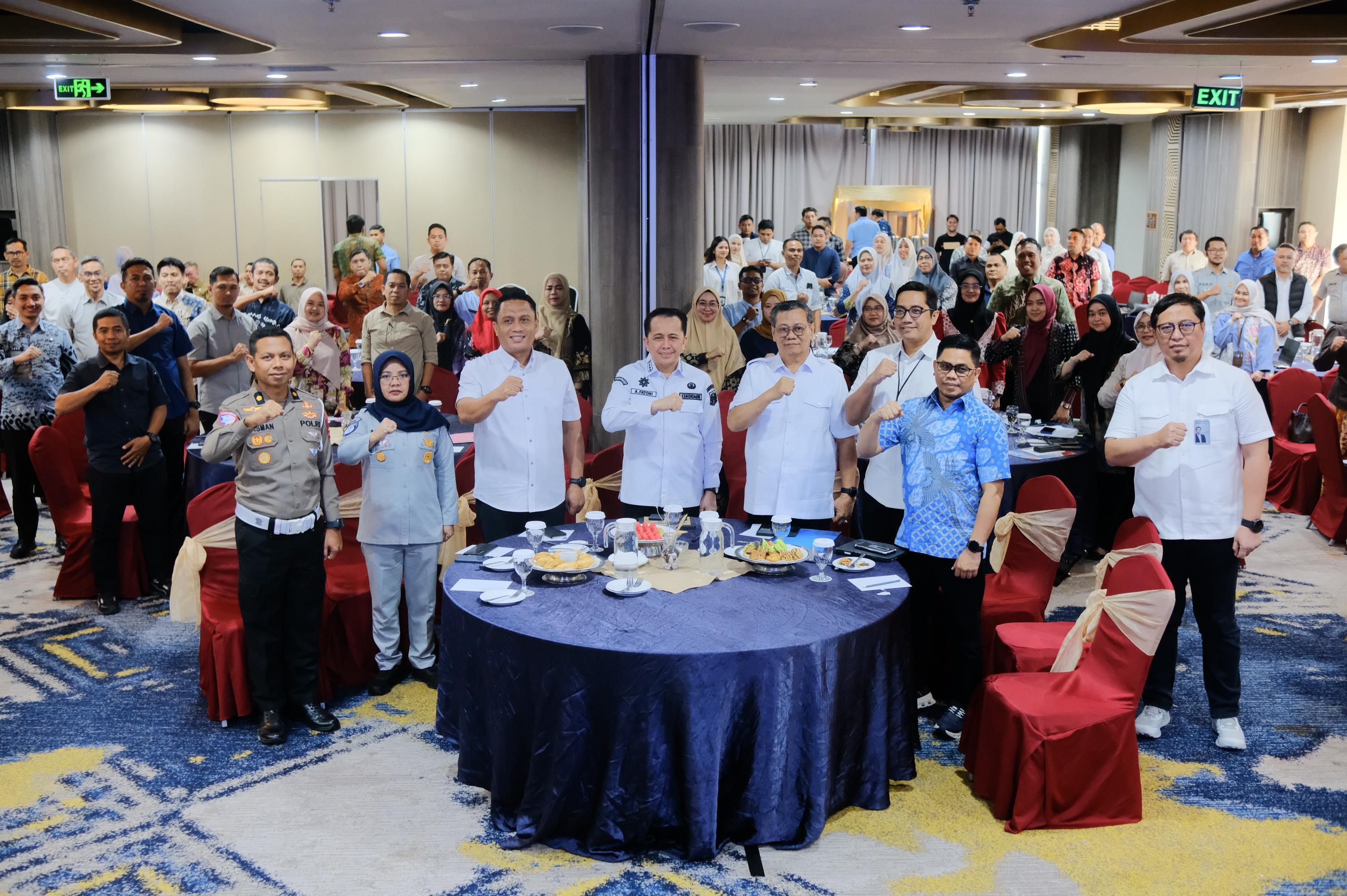 MAKASSAR, 21 September 2026 – Pembenahan data kendaraan, kemudahan pelayanan, dan penguatan pemahaman masyarakat menjadi bagian penting dalam meningkatkan kepatuhan terhadap kewajiban pajak kendaraan bermotor. Upaya tersebut sekaligus diarahkan untuk mengoptimalkan Pendapatan Asli Daerah (PAD) dan memperkuat perlindungan dasar bagi korban kecelakaan lalu lintas.
Hal tersebut menjadi salah satu pembahasan dalam Rapat Koordinasi Monitoring dan Evaluasi Pelaksanaan SAMSAT dan Sinergi Pemungutan Opsen Pajak Se-Sulawesi Selatan, yang digelar di Hotel Mercure Makassar, Jumat (18/9/2026). Direktur Operasional Jasa Raharja, Ariyandi, yang hadir dalam agenda tersebut, menyampaikan bahwa optimalisasi pemungutan Pajak Kendaraan Bermotor (PKB) membutuhkan kerja sama seluruh pihak yang terlibat dalam ekosistem Samsat.
Menurutnya, upaya tersebut perlu didukung dengan penguatan data, kemudahan kses layanan, serta pemahaman masyarakat mengenai kewajibannya. “Tentunya, membangun pelayanan yang mudah, transparan, dan dipercaya masyarakat adalah salah satu upaya kita bersama untuk mengoptimalkan pendapatan,” Ariyandi.
Dalam upaya tersebut, Jasa Raharja siap memperkuat sinergi dengan Bapenda dan Kepolisian melalui validasi data kendaraan, penguatan kanal pelayanan, serta edukasi kepada masyarakat. Langkah ini diharapkan dapat mendukung peningkatan kepatuhan sekaligus membuat pelayanan Samsat semakin mudah diakses masyarakat.
Ariyandi menambahkan, kepatuhan masyarakat dalam membayar PKB tidak hanya berkaitan dengan kewajiban administrasi, tetapi juga memiliki keterkaitan dengan pembangunan daerah dan perlindungan masyarakat melalui SWDKLLJ. “Ketika masyarakat memenuhi kewajibannya, manfaatnya kembali kepada masyarakat melalui pembangunan daerah dan perlindungan dasar bagi korban kecelakaan,” tambahnya.
Sementara itu, Tenaga Ahli Pemprov Sulsel, Irwan, mengatakan pembangunan daerah dapat diperkuat melalui penerapan kebijakan opsen. Melalui kebijakan tersebut, bagian dari penerimaan PKB dapat masuk langsung ke kas pemerintah kabupaten/kota berdasarkan potensi kendaraan yang ada di masing-masing wilayah. Irwan juga mengusulkan adanya kajian mengenai penyesuaian tarif PKB berdasarkan wilayah. Menurut dia, langkah tersebut dapat mendorong masyarakat membeli dan mendaftarkan kendaraan di daerah asal, sekaligus mencegah konsentrasi kendaraan dan potensi penerimaan pajak hanya di Kota Makassar.
Kepala Badan Pendapatan Daerah (Bapenda) Provinsi Sulawesi Selatan, Andi Winarno Eka Putra, menekankan pentingnya integrasi data dan inovasi pelayanan dalam mengoptimalkan pemungutan pajak dan opsen pajak di wilayah Sulawesi Selatan. “Optimalisasi pemungutan pajak dan opsen pajak ini menuntut integrasi data yang solid serta inovasi layanan yang langsung menyentuh masyarakat di berbagai kabupaten/kota,” ujarnya.
Sementara itu, Direktur Jenderal Bina Keuangan Daerah Kementerian Dalam Negeri, Agus Fatoni, menyampaikan bahwa pemerintah pusat terus mendorong pemerintah daerah di Sulawesi Selatan untuk mengoptimalkan implementasi opsen. Langkah tersebut diharapkan dapat memperkuat kemandirian fiskal daerah. Rapat koordinasi tersebut turut dihadiri, antara lain Kepala Divisi Asuransi Jasa Raharja Akhdiyat Setya Purnama, Kepala Divisi Pelayanan Jasa Raharja Dody Apriansyah, Kepala Kantor Wilayah Jasa Raharja Sulawesi Selatan Arny I. Tenriajeng, Kepala Bapenda Sulawesi Selatan Andi Winarno Eka Putra, Kasubdit Regident Ditlantas Polda Sulsel Kompol Kasman, serta para Kepala UPT Samsat dan Bapenda kabupaten/kota se-Sulawesi Selatan.