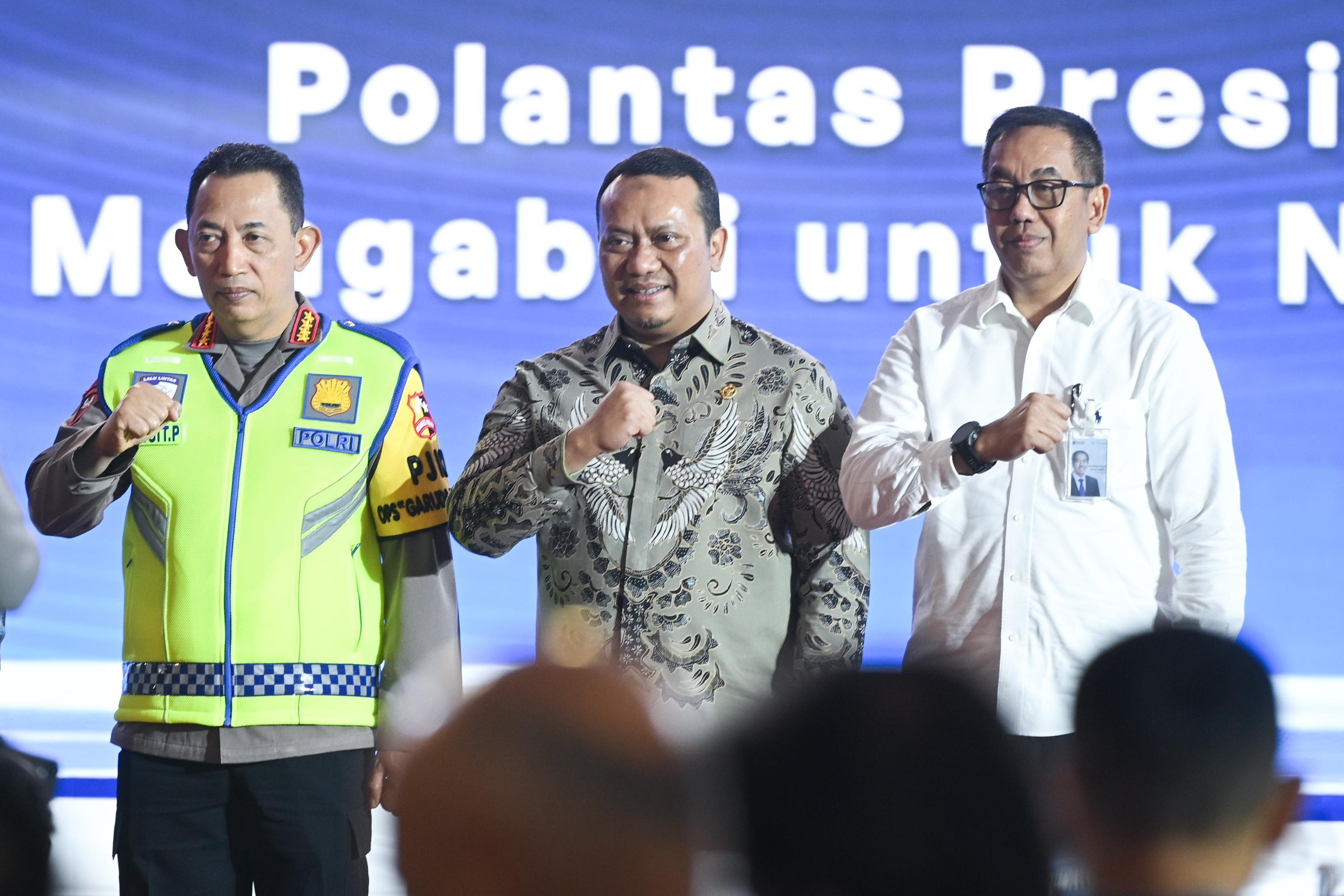 JAKARTA, 25 September 2026 – PT Jasa Raharja (Persero) bersama Korlantas Polri memberikan penghargaan kepada jajaran kepolisian yang berpartisipasi aktif dalam mendukung pengelolaan dan pelaporan data kecelakaan lalu lintas melalui Integrated Road Safety Management System (IRSMS). Penghargaan IRSMS Award tersebut menjadi bagian dari rangkaian Syukuran Hari Lalu Lintas Bhayangkara ke-71 yang digelar Korlantas Polri di Birawa Assembly Hall, Hotel Bidakara, Jakarta Selatan, Jumat (25/9/2026).
Acara tersebut dihadiri Kapolri Jenderal Polisi Listyo Sigit Prabowo, Kakorlantas Polri Irjen Pol. Wibowo, Menko Polkam Djamari Chaniago, Menteri Perhubungan Dudy Purwagandhi, Anggota I BPK RI Nyoman Adhi Suryadnyana, Direktur Utama Jasa Raharja Muhammad Awaluddin, dan Direktur Operasional Jasa Raharja, Ariyandi.
Pemberian IRSMS Award merupakan bentuk apresiasi atas kontribusi jajaran kepolisian dalam mendukung tersedianya data kecelakaan lalu lintas secara cepat dan akurat atas kinerja tahun 2025. Bagi Jasa Raharja, kualitas dan kecepatan informasi kecelakaan menjadi salah satu unsur penting dalam mendukung percepatan pelayanan kepada masyarakat yang menjadi korban kecelakaan lalu lintas.
Penghargaan tersebut mencakup lima kategori, yakni Polda Tipe A, Polda Tipe B, Polres Metro/Polresta/Polrestabes, Polres Tipe A, dan Polres Tipe B. Pada kategori Polda Tipe A, Polda Jawa Barat menempati peringkat pertama dalam kategori “Sangat Baik”, disusul Polda Papua dan Polda Lampung.
Sementara itu, pada kategori Polda Tipe B, peringkat pertama diraih Polda Maluku, diikuti Polda Kalimantan Utara dan Polda Maluku Utara. Untuk kategori Polres Metro/Polresta/Polrestabes, Polresta Cirebon menempati peringkat pertama, disusul Polresta Bandar Lampung dan Polresta Barelang.
Selain itu, IRSMS Award juga mencakup kategori Polres Tipe A dan Polres Tipe B. Polres Madiun, Polres Tulungagung, dan Polres Minahasa menjadi tiga peringkat teratas pada kategori Polres Tipe A. Sementara kategori Polres Tipe B masing-masing ditempati Polres Halmahera Barat, Polres Teluk Bintuni, dan Polres Barito Selatan.
Direktur Utama Jasa Raharja Muhammad Awaluddin mengatakan, apresiasi tersebut merupakan bagian dari upaya bersama untuk memperkuat kolaborasi dalam membangun sistem keselamatan lalu lintas yang semakin terintegrasi.
“Kecepatan dan ketepatan informasi kecelakaan sangat penting bagi kami dalam memberikan pelayanan kepada korban. Karena itu, kami memberikan apresiasi kepada jajaran kepolisian yang terus mendukung pengelolaan dan pelaporan data kecelakaan melalui IRSMS,” ujar Awaluddin.
Menurutnya, sinergi tersebut tidak hanya berkaitan dengan percepatan pelayanan kepada korban, tetapi juga menjadi bagian dari upaya bersama untuk membangun basis data keselamatan lalu lintas yang semakin baik. “Semakin cepat informasi kecelakaan kami terima, semakin cepat pula langkah pelayanan dapat kami lakukan. Ini adalah bentuk nyata bagaimana kolaborasi dan pemanfaatan teknologi dapat
menghadirkan negara di tengah masyarakat ketika terjadi kecelakaan,” tambah Awaluddin.
Kepedulian
Rangkaian Syukuran Hari Lalu Lintas Bhayangkara ke-71 juga diisi dengan berbagai kegiatan kepedulian. Antara lain prosesi pemberian tali asih kepada keluarga anggota Polri yang gugur saat menjalankan tugas. Dalam kesempatan tersebut, Kapolri Jenderal Polisi Listyo Sigit Prabowo bersama jajaran menyerahkan bantuan kepada perwakilan keluarga dua anggota Polri yang gugur, yakni AKP Anumerta Ali
Agus dan Aiptu Anumerta Endang Karyana.
Kepedulian terhadap korban kecelakaan juga menjadi bagian dari rangkaian kegiatan. Korlantas Polri menyerahkan kaki palsu kepada Deni, pengemudi ojek online yang menjadi korban kecelakaan lalu lintas, serta kursi roda kepada Benny Harlapan yang juga mengalami kecelakaan dan memiliki keterbatasan fisik.
Pemberian alat bantu tersebut menjadi bentuk kepedulian terhadap korban kecelakaan yang tetap berupaya menjalani kehidupan dan beraktivitas setelah mengalami musibah. Dalam kegiatan tersebut, Deni menyampaikan rasa syukurnya atas bantuan kaki palsu yang diterimanya. “Saya penerima kaki palsu untuk menambah kesempurnaan saya untuk jadi ojek online,” ungkapnya.
Melalui sinergi bersama Korlantas Polri dan pemangku kepentingan lainnya, Jasa Raharja berkomitmen memperkuat pelayanan dan perlindungan kepada masyarakat. Selain itu, perusahaan juga terus mendorong upaya bersama dalam mewujudkan keselamatan transportasi yang semakin baik.
