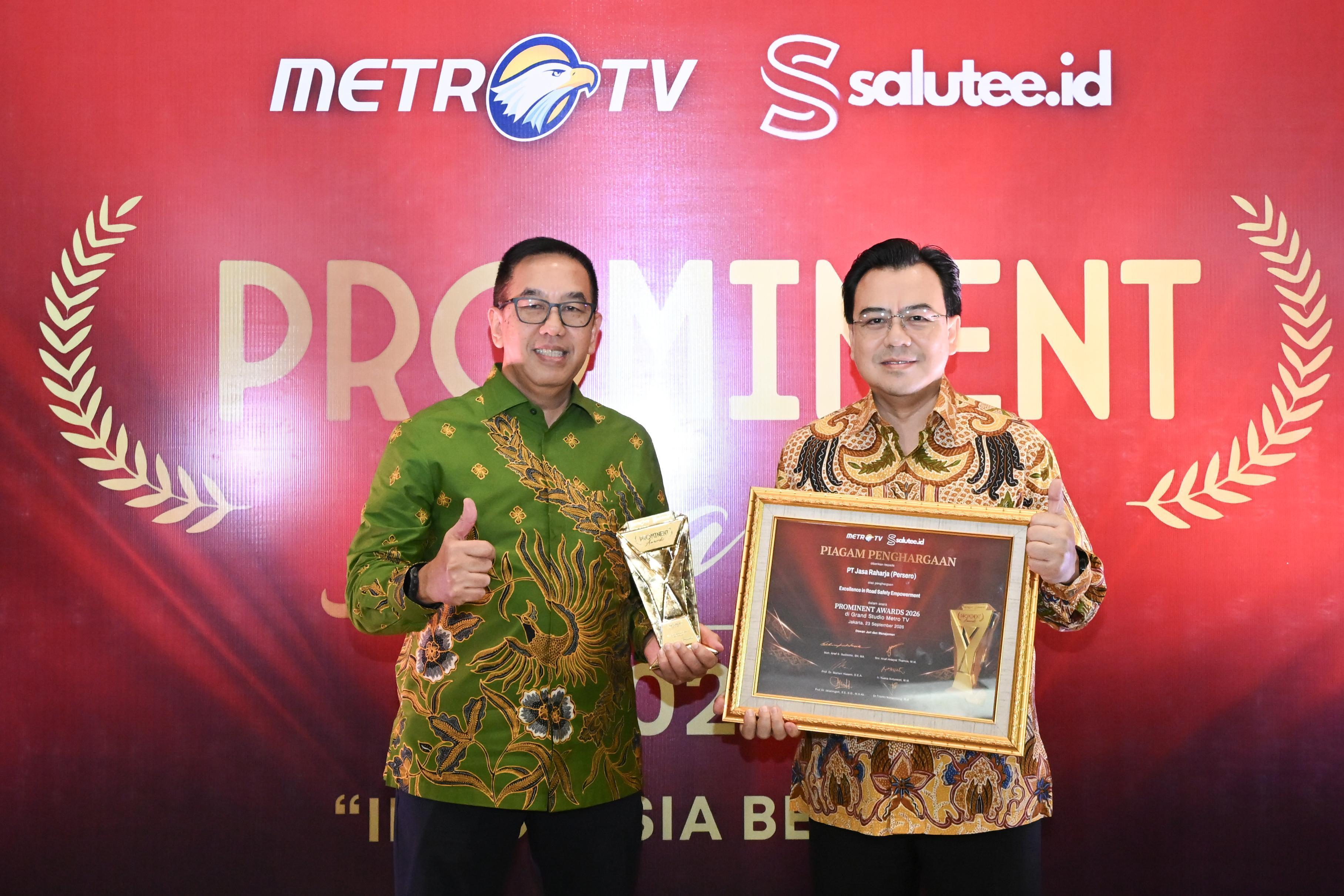 JAKARTA, 27 September 2026– PT Jasa Raharja (Persero) meraih penghargaan “Excellent in Road Safety Empowerment” dalam ajang Prominent Awards 2026 yang diselenggarakan Metro TV, pada Jumat (25/9/2026). Penghargaan tersebut merupakan apresiasi atas upaya Jasa Raharja dalam mendorong pemberdayaan keselamatan transportasi melalui edukasi, inovasi, dan kolaborasi dengan berbagai pemangku kepentingan.
Penghargaan tersebut diterima secara langsung oleh Direktur Utama Jasa Raharja, Muhammad Awaluddin, dalam acara yang mengangkat tema “Indonesia Berdaya”. “Kami memberikan apresiasi kepada Metro TV yang telah memberikan suatu penghargaan kepada Jasa Raharja. Ini suatu upaya yang memang terus dilakukan Jasa Raharja dalam mendorong meningkatnya keselamatan transportasi di Indonesia,” ungkapnya.
Ia mengatakan, Jasa Raharja terus mendorong berbagai peluang, inovasi, dan terobosan agar perannya tidak hanya berada pada aspek administratif, tetapi juga menjadi bagian aktif dalam upaya perlindungan dan keselamatan transportasi. “Kami juga ingin menjadi pelaku yang sekaligus menjadi protection provider bagi keselamatan transportasi di Indonesia,” tambah Awaluddin.
Menurutnya, salah satu upaya yang terus diperkuat Jasa Raharja adalah pemberdayaan keselamatan melalui langakah nyata pembentukan Jasfren (Jasa Raharja Friends road safety empowerment network) dalam jejaring komunitas. Pendekatan tersebut sekaligus diarahkan untuk memperkuat komitmen insan Jasa Raharja dalam memberikan pelayanan kepada masyarakat.
Ia menambahkan, upaya membangun keselamatan transportasi juga membutuhkan keterlibatan berbagai pihak. Pemerintah, kata dia, terus mendorong keselamatan melalui sosialisasi, edukasi, dan kolaborasi lintas sektor. “Tidak hanya untuk mengurangi peristiwa kecelakaan saja, tapi yang tak kalah penting adalah menurunkan fatalitas atau kematian akibat kecelakaan,” kata Awaluddin.
Karena itu, Jasa Raharja terus mendorong kolaborasi dengan seluruh pemangku kepentingan sekaligus mengajak masyarakat sebagai pengguna transportasi untuk membangun budaya transportasi yang berkeselamatan.
Prominent Awards 2026 merupakan ajang apresiasi terhadap kontribusi nyata berbagai pihak dalam mendorong perubahan dan pemberdayaan masyarakat. Penghargaan ini diberikan ke sejumlah klaster, antara lain Koperasi, BUMD & Government, BUMN, Swasta, CSR, SDGs & Empowerment, serta Leadership.